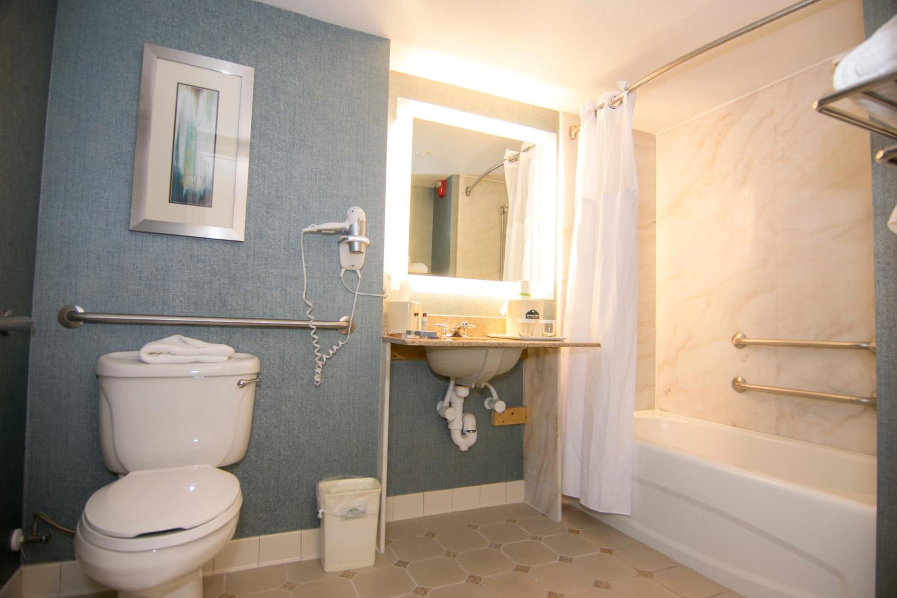 Queen Room with Two Queen Beds and Bath Tub - Mobility/Hearing Access - Non-Smoking