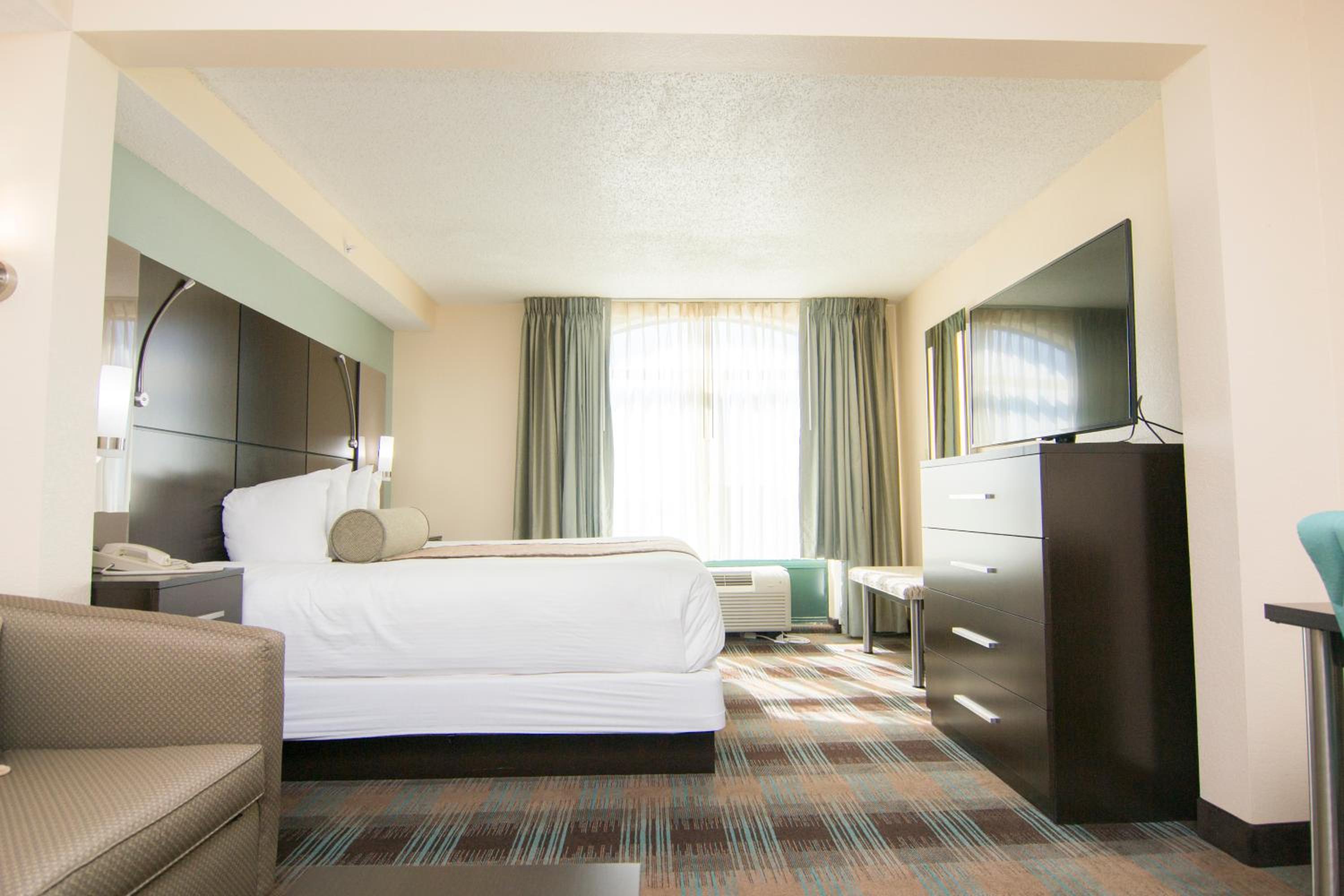 Deluxe King Room with Bath Tub - Mobility/Hearing Accessible - Non-Smoking