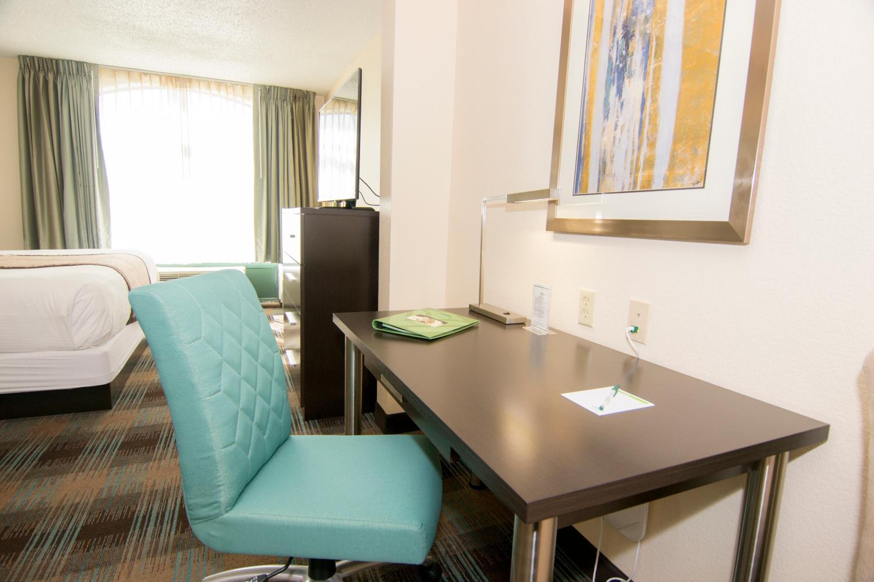 Deluxe King Room with Bath Tub - Mobility/Hearing Accessible - Non-Smoking