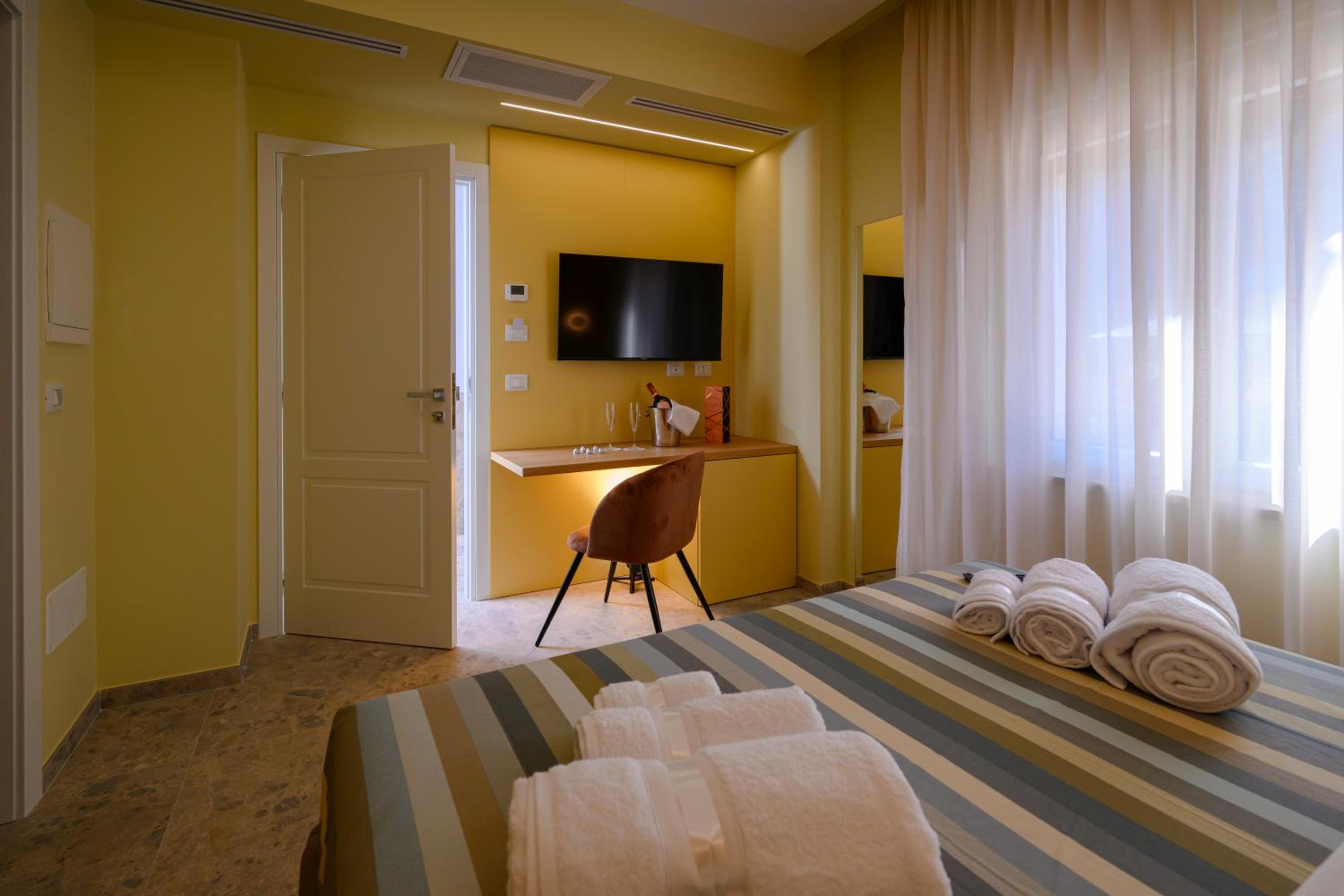 Standard King Room photo 2