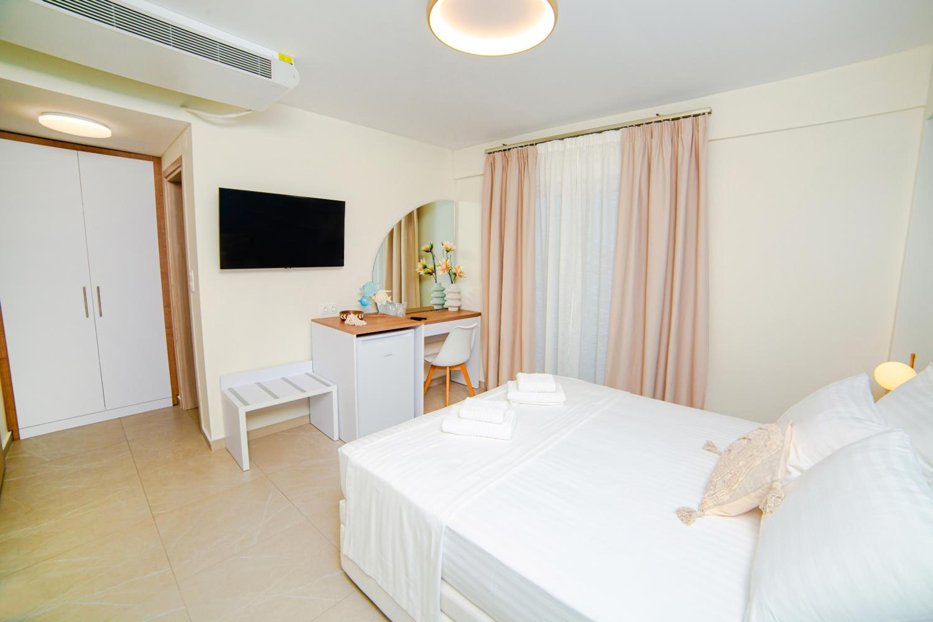 Deluxe Double Room with Side Sea View