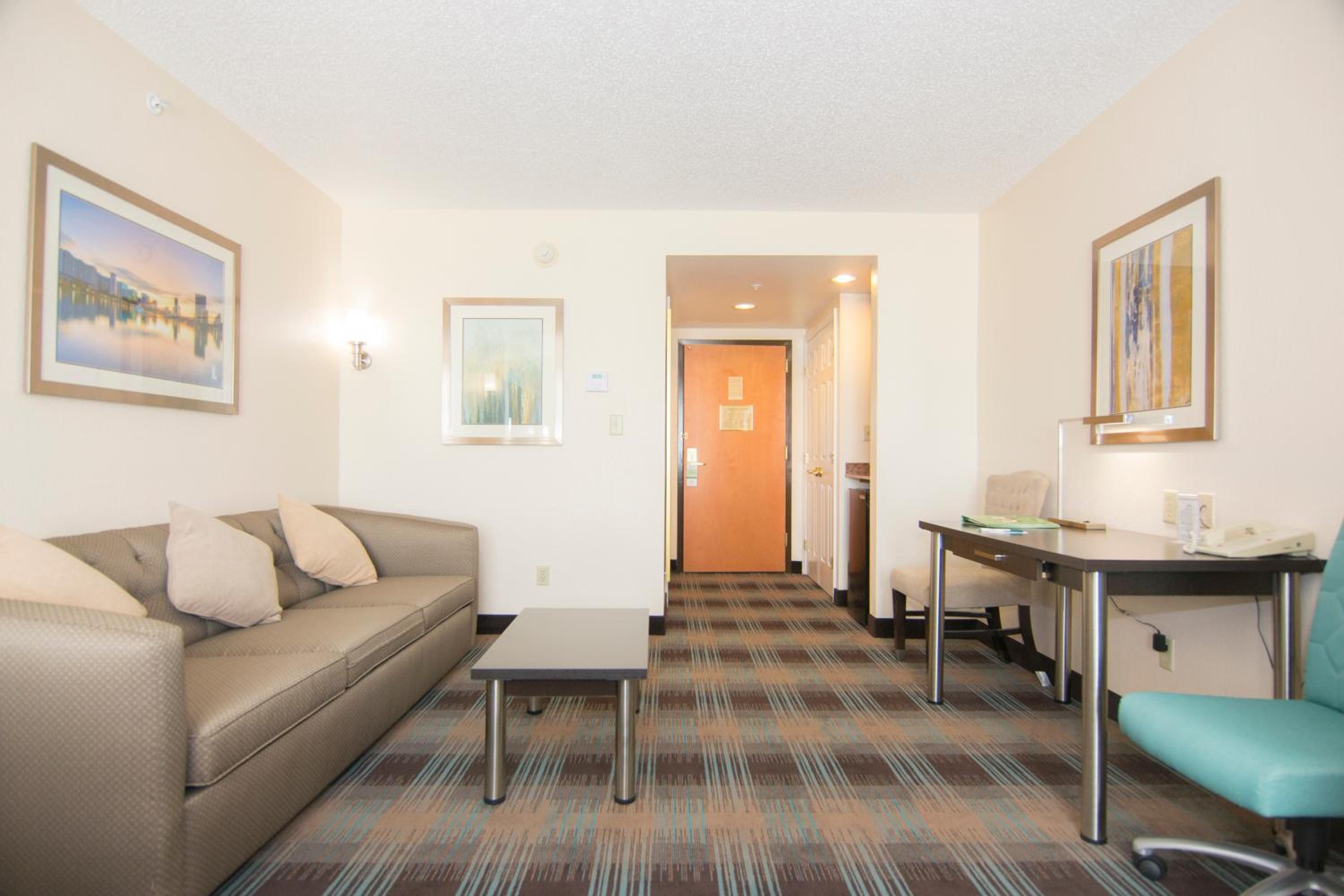 Deluxe King Room with Bath Tub - Mobility/Hearing Accessible - Non-Smoking