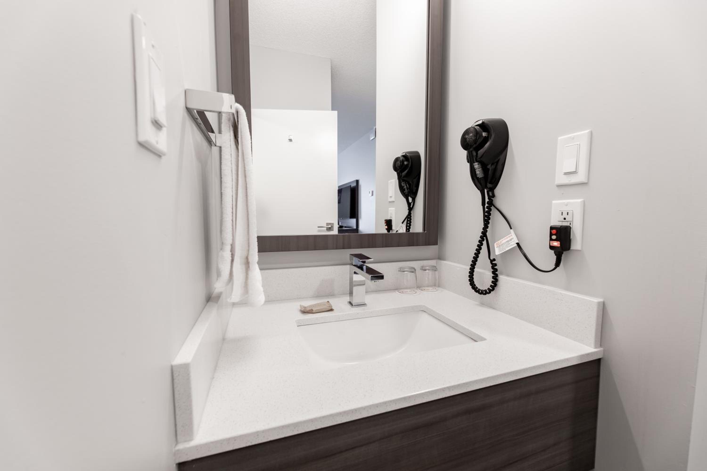 Executive King Room with Interior Access photo 2
