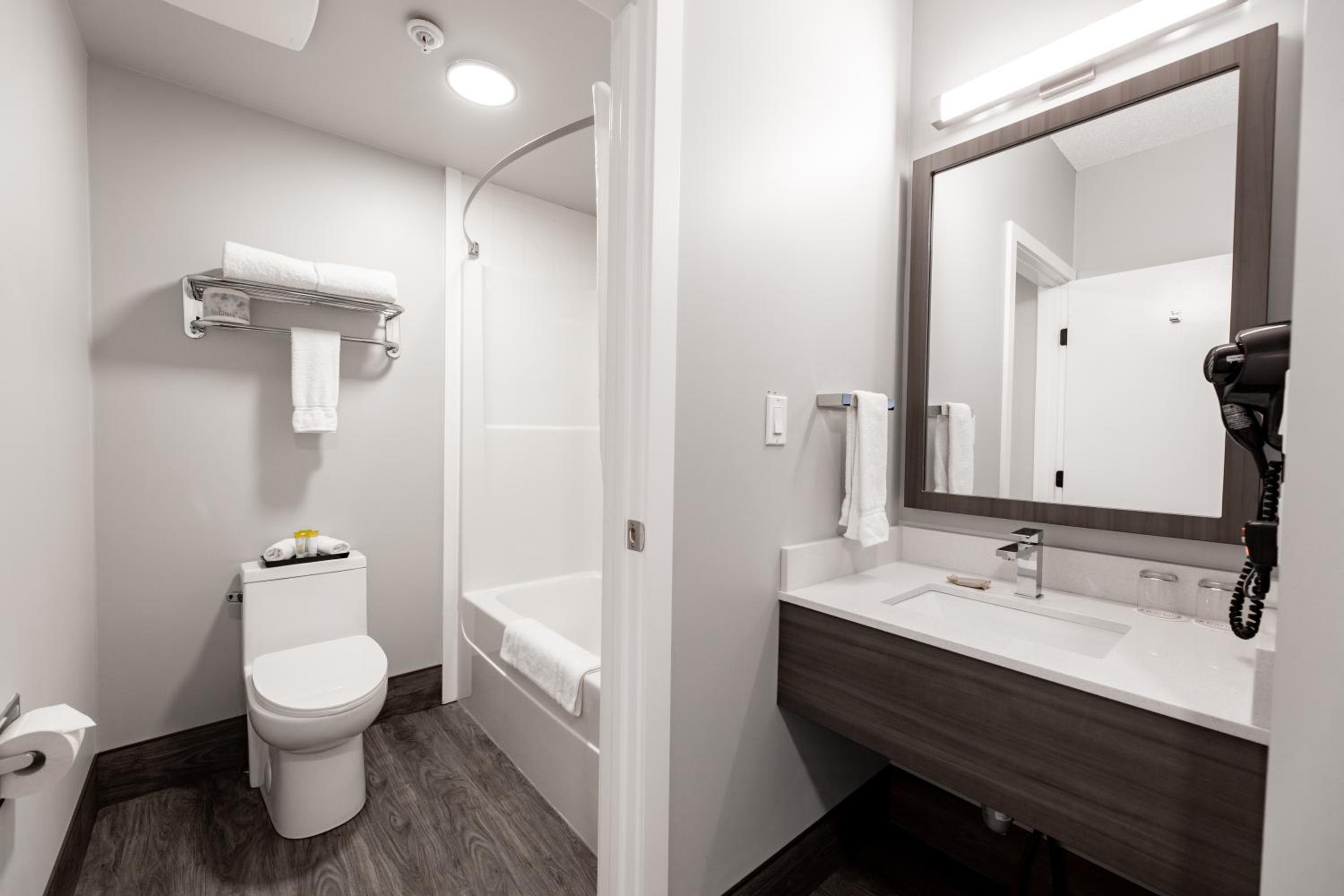 Executive King Room with Interior Access photo 3