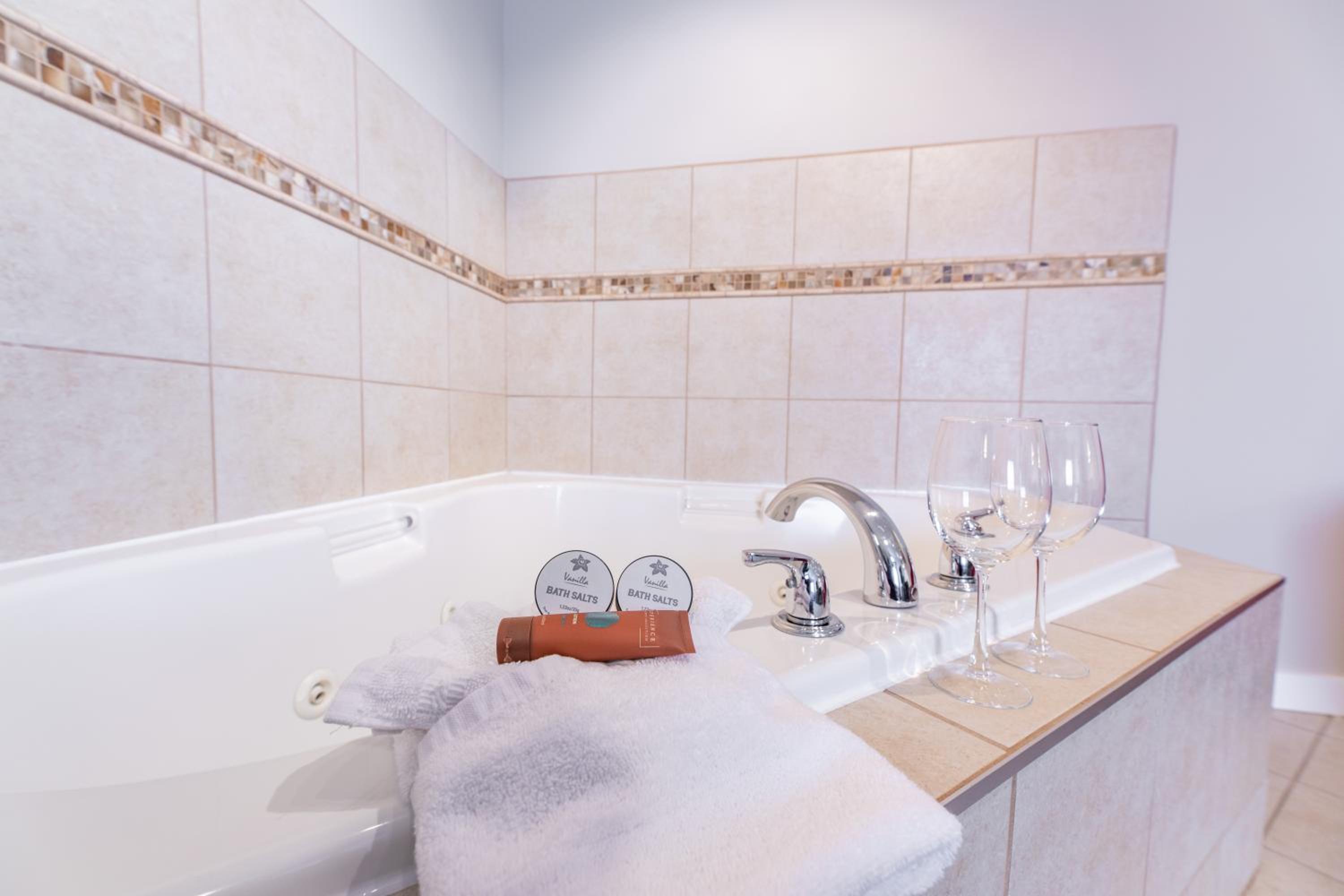 King Suite with Spa Bath with Interior Access photo 2
