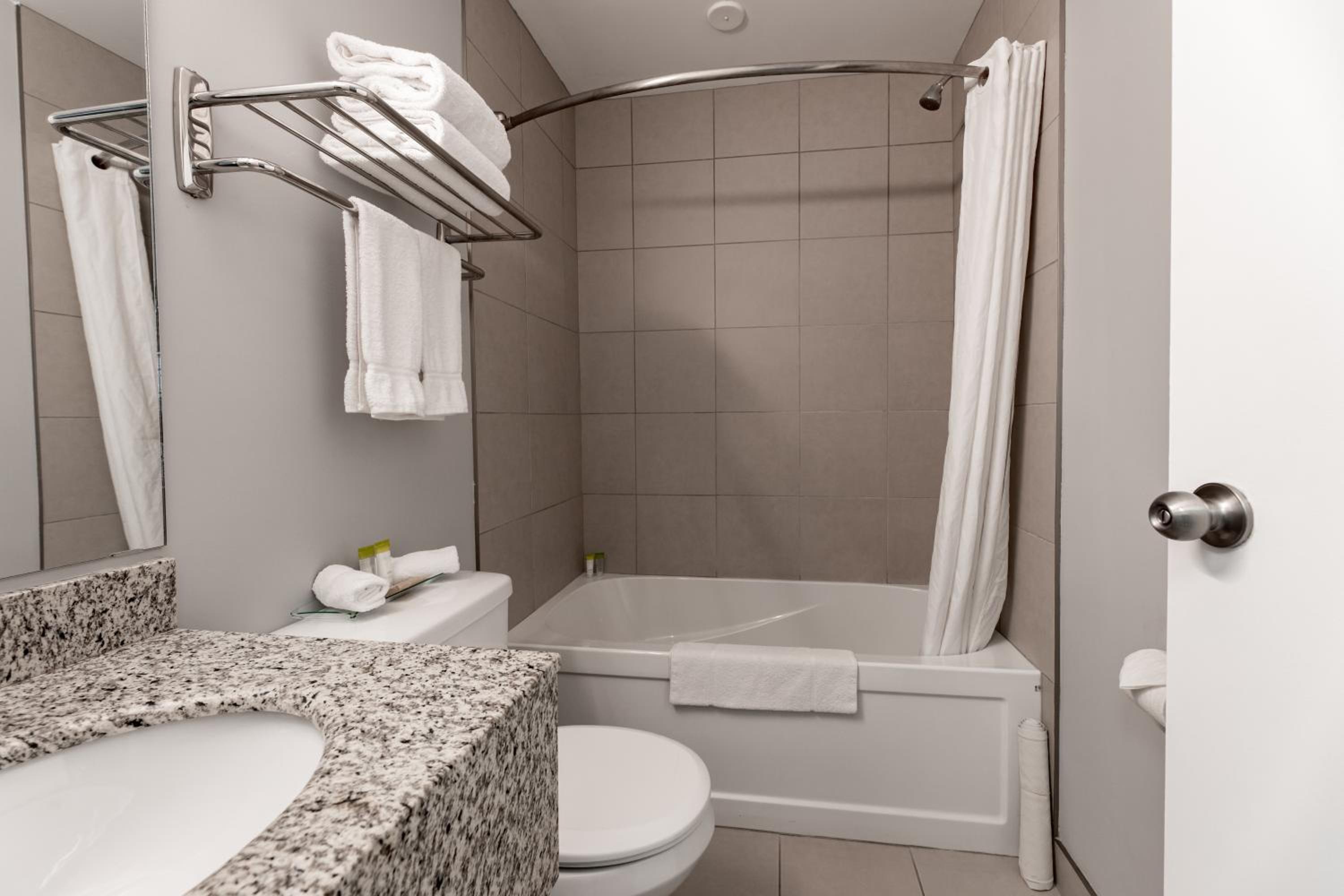 Queen Room with Exterior Access photo 2