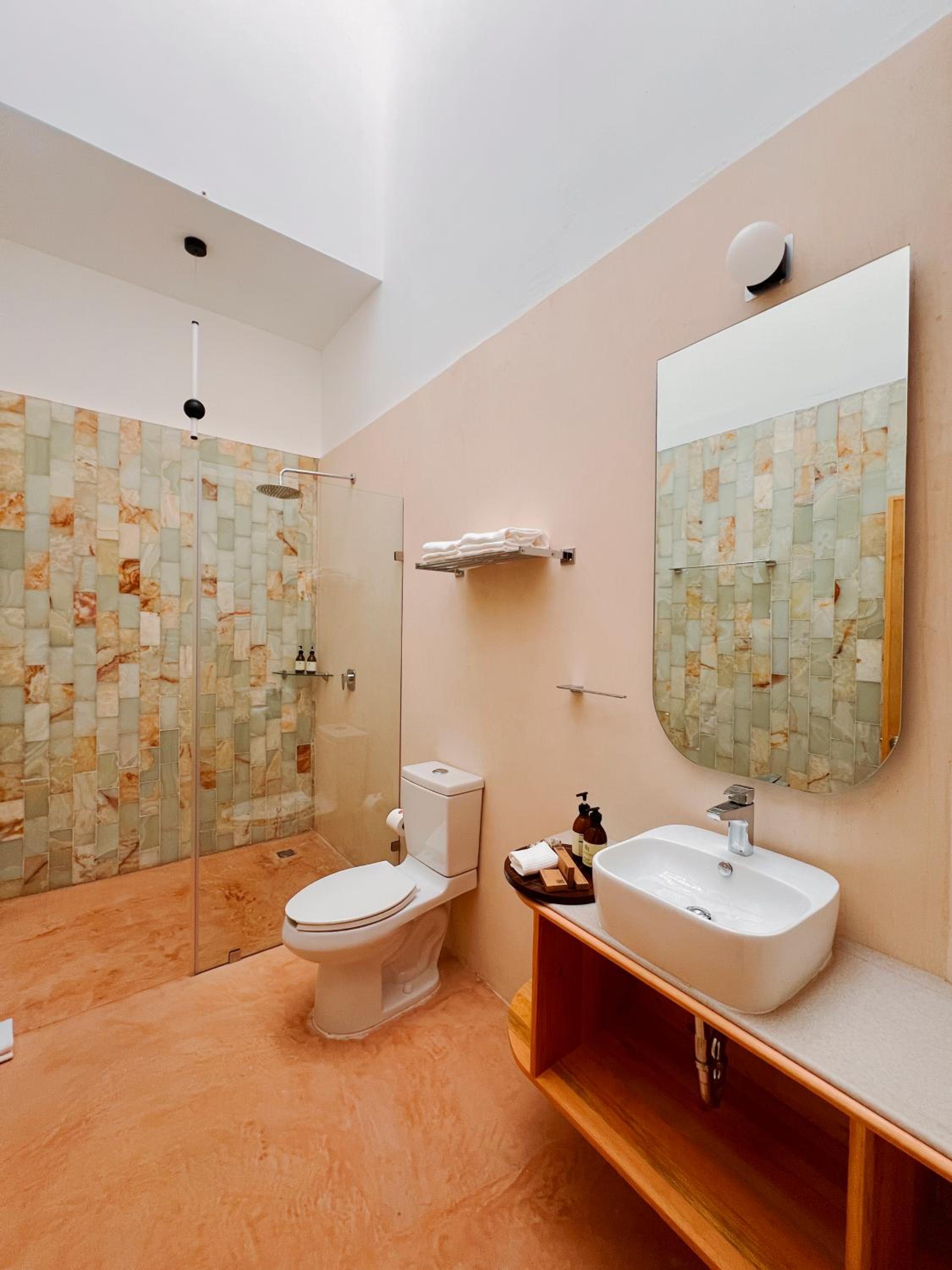 Suite - Photo 8