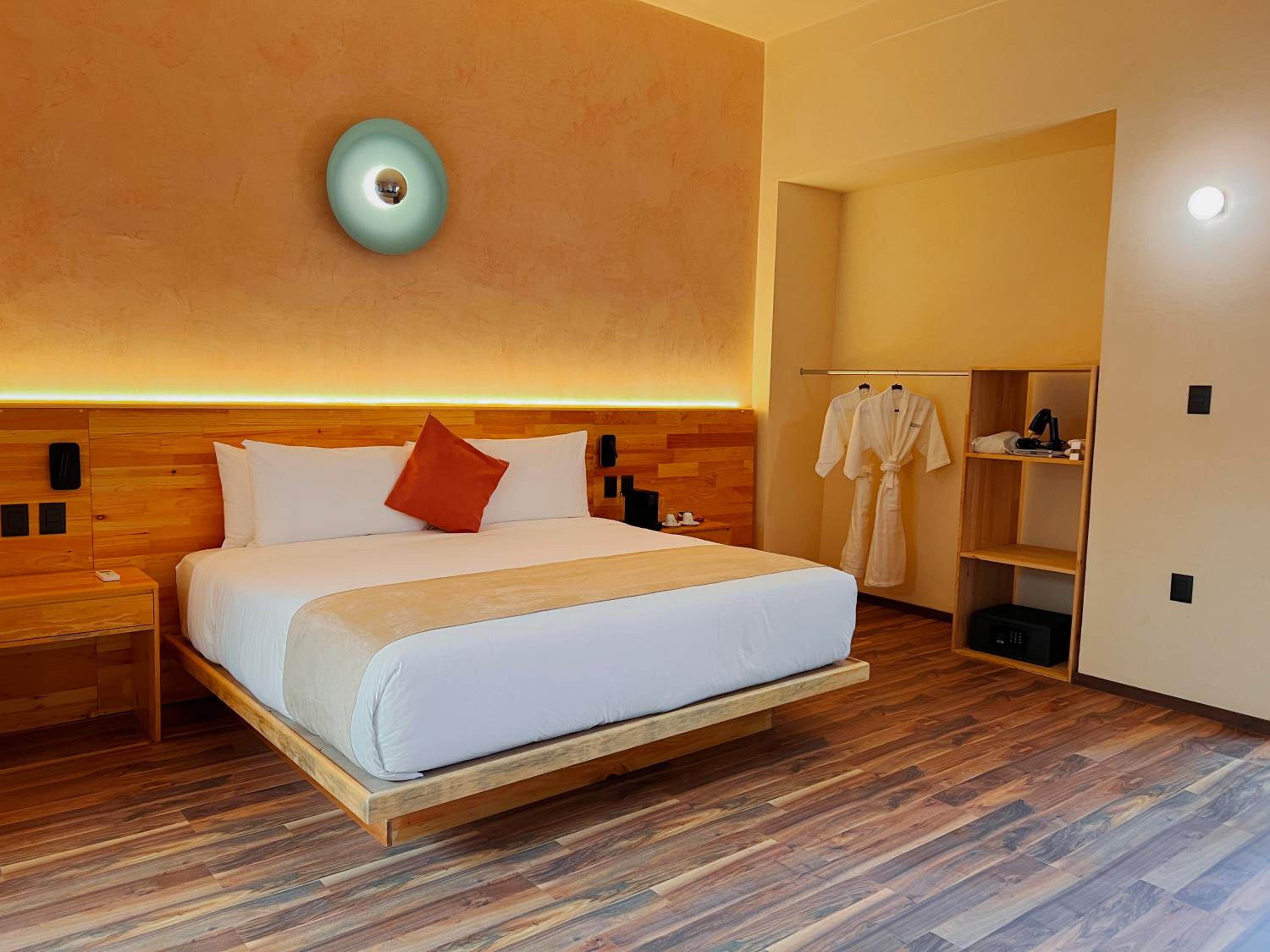 Suite - Photo 12