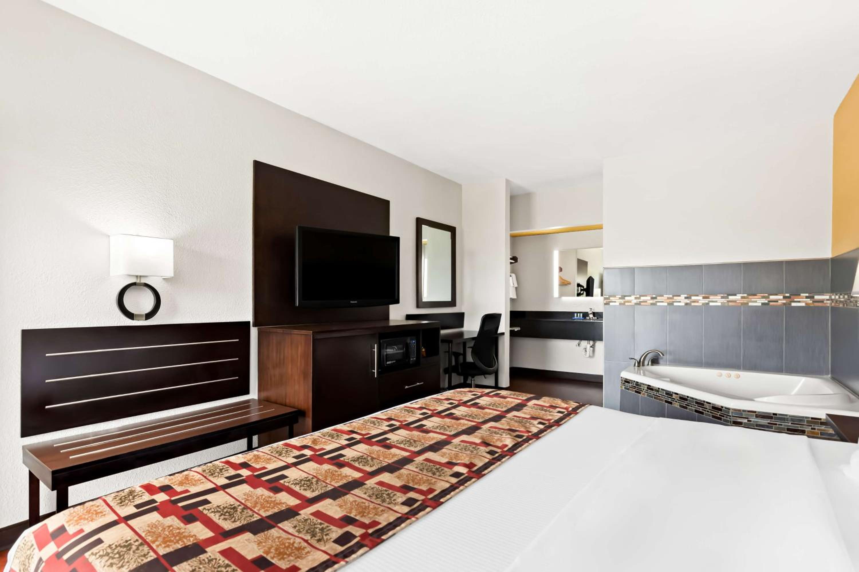 King Room with Spa Bath - Non-Smoking photo 3