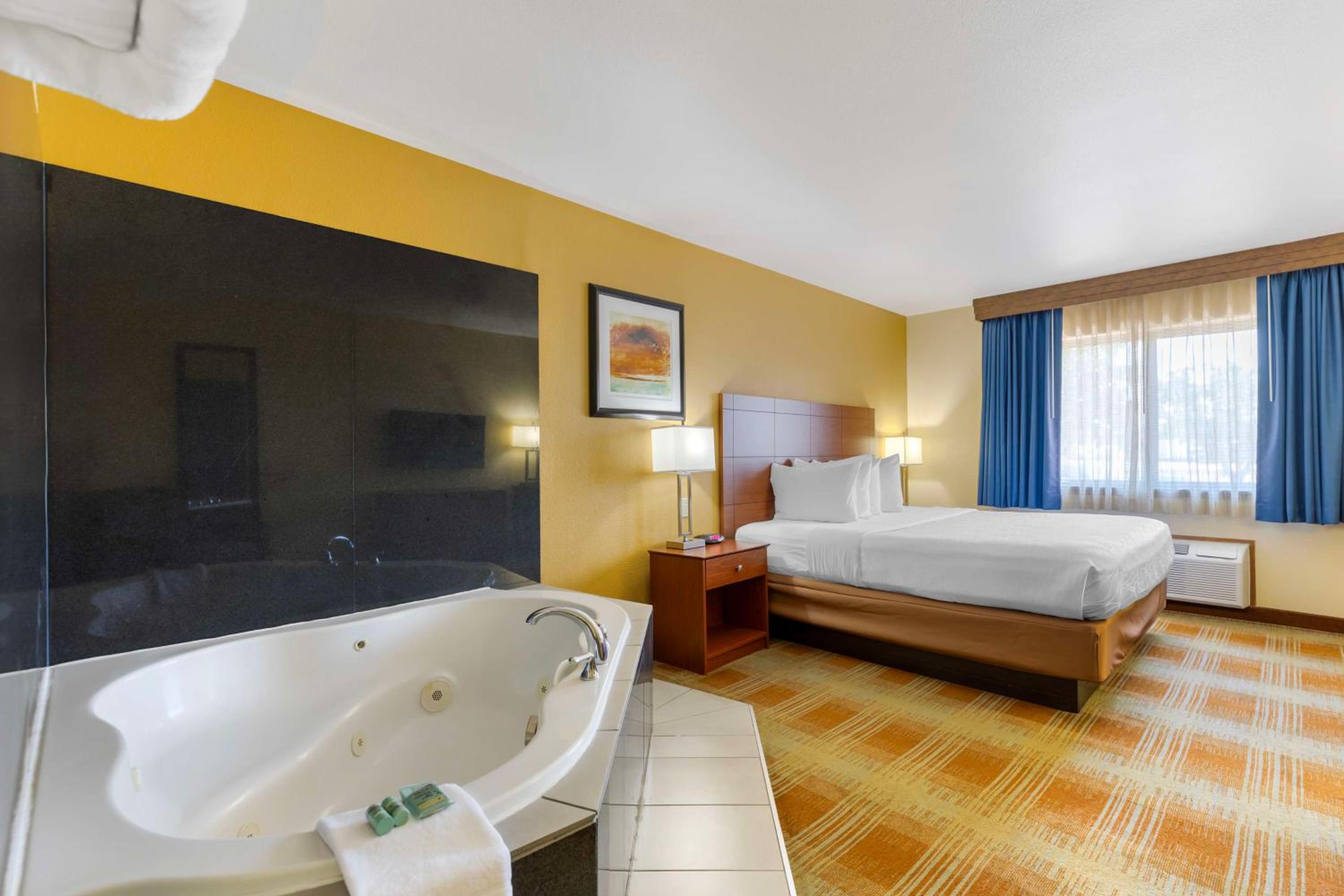 King Room with Spa Bath - Non-Smoking photo 1