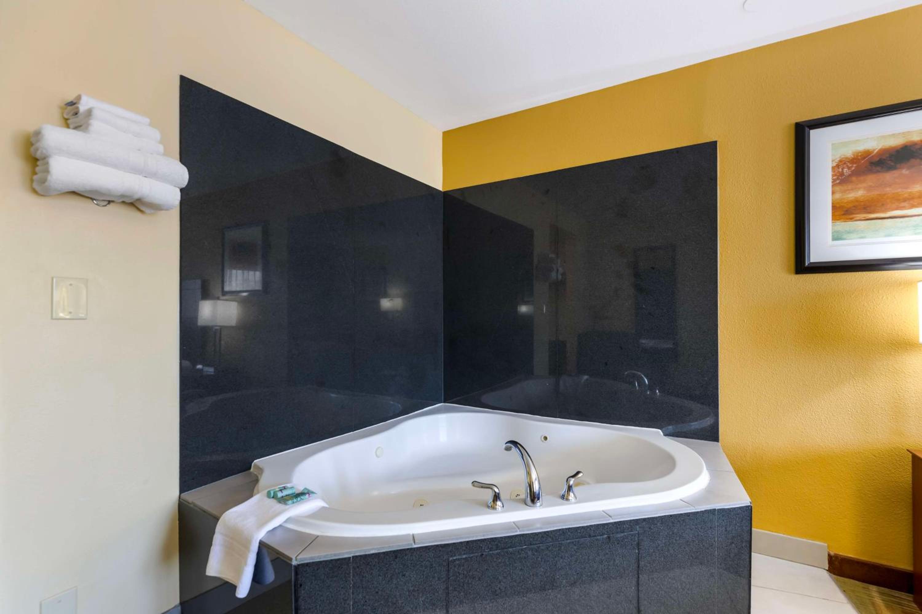 King Room with Spa Bath - Non-Smoking photo 2