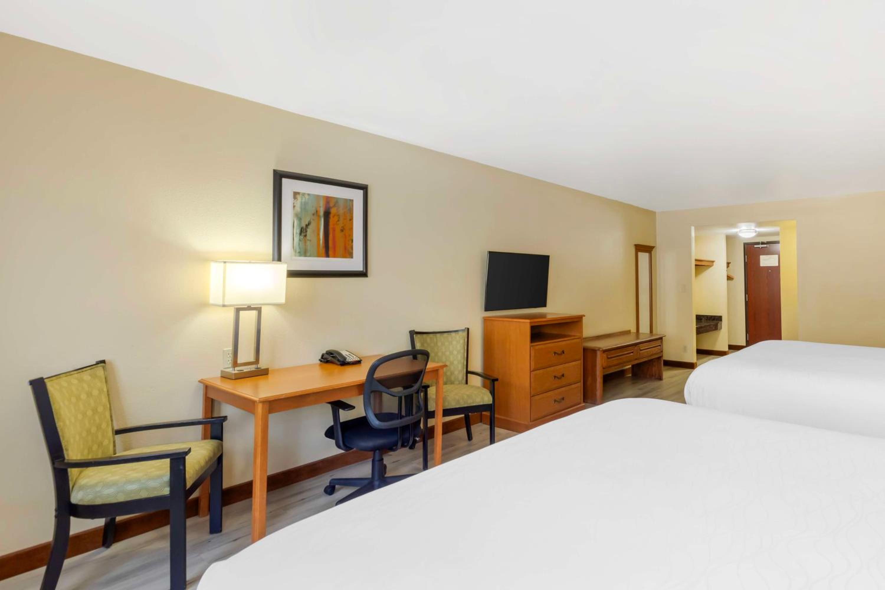 King Room with Two King Beds photo 3