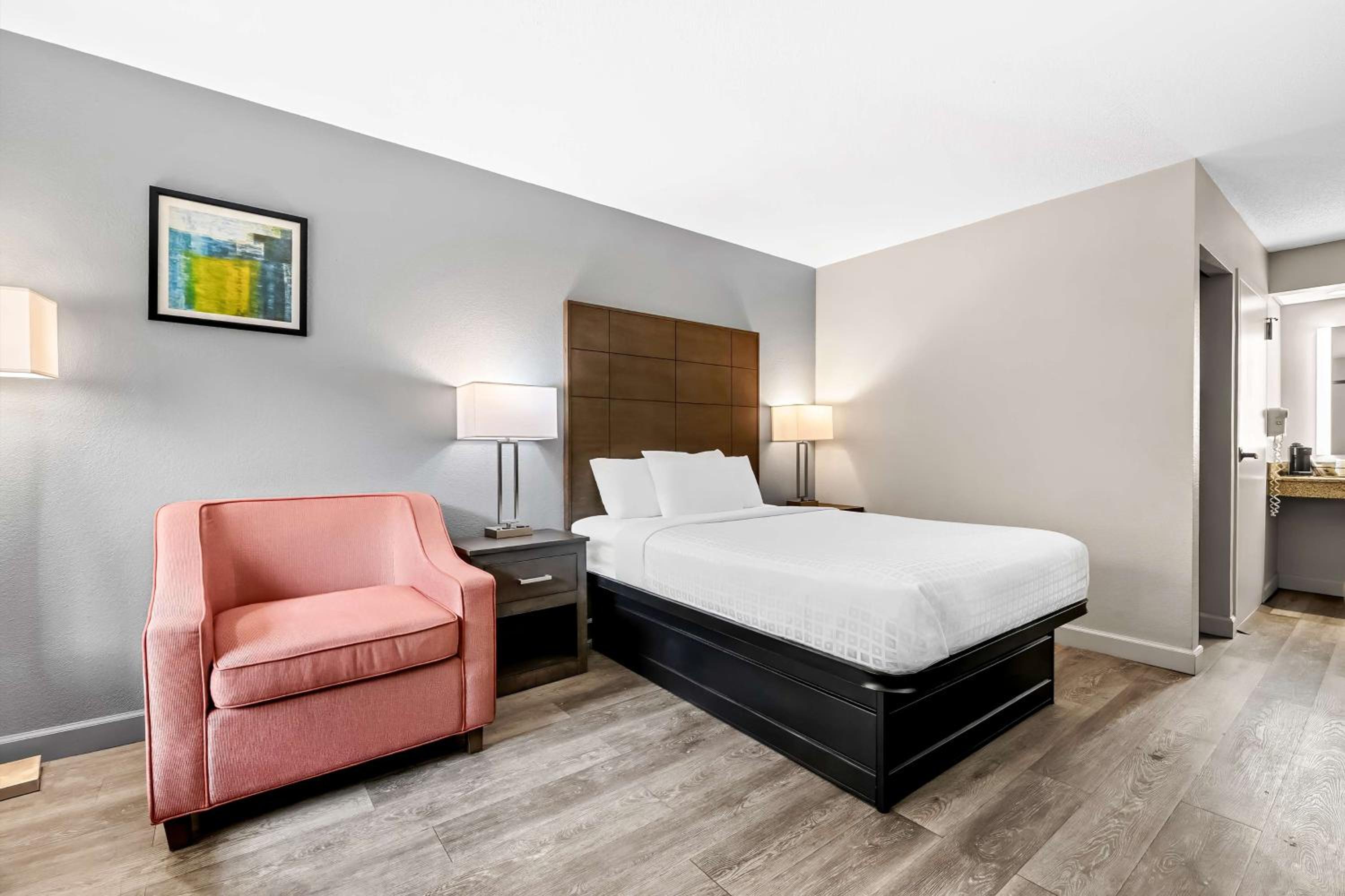 Double Room with Mobility Accessible Tub - Photo 4
