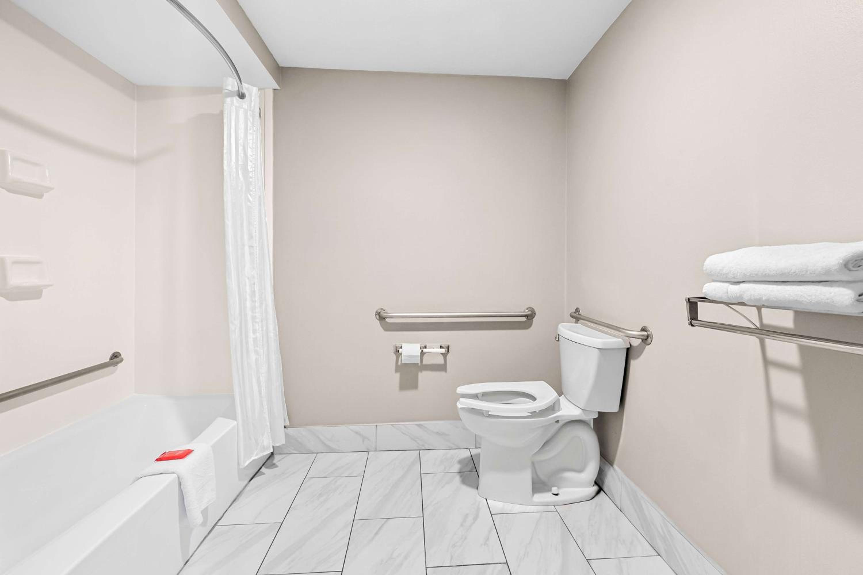 Double Room with Mobility Accessible Tub - Photo 3