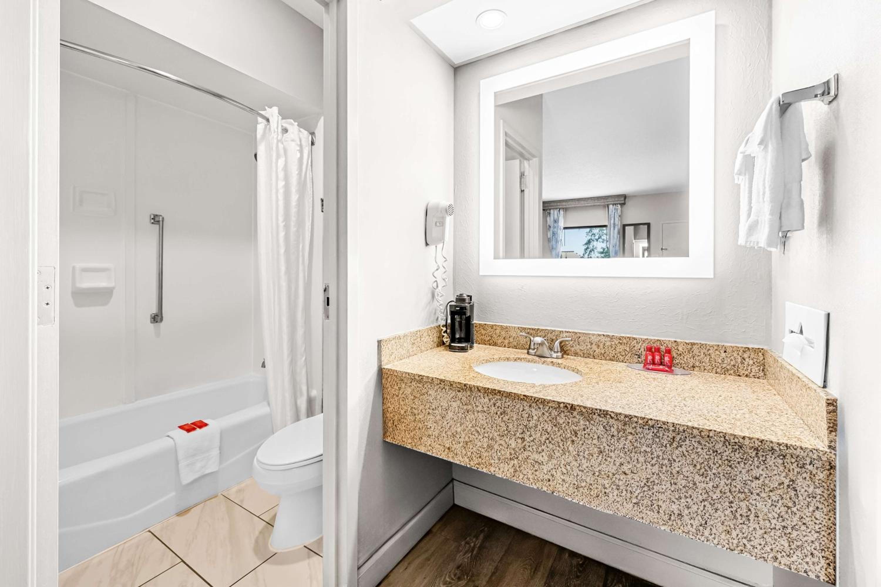 King Room - Pet Friendly/Non-Smoking - Photo 2