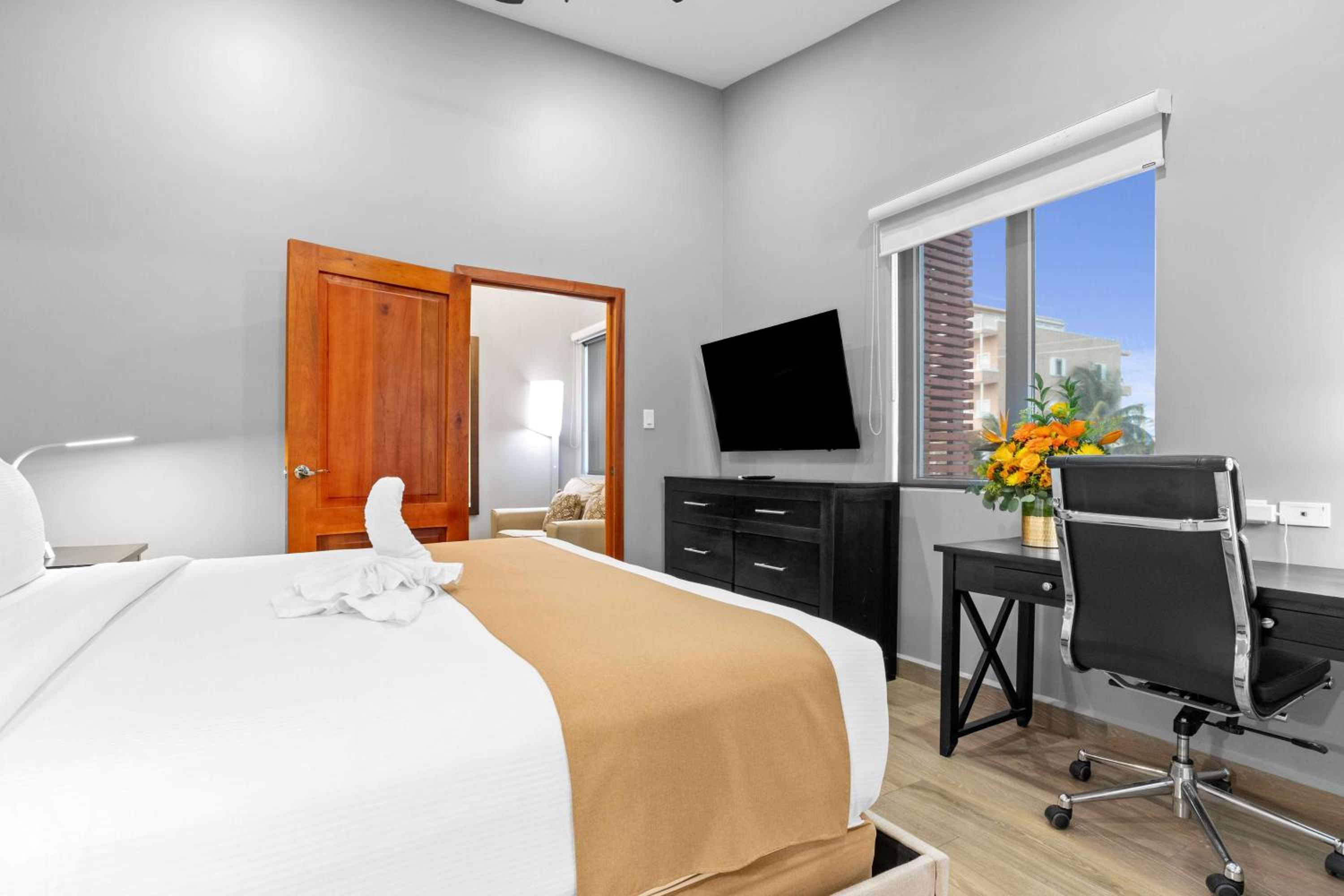 Junior Suite with Hot Tub - Non Smoking - Photo 3