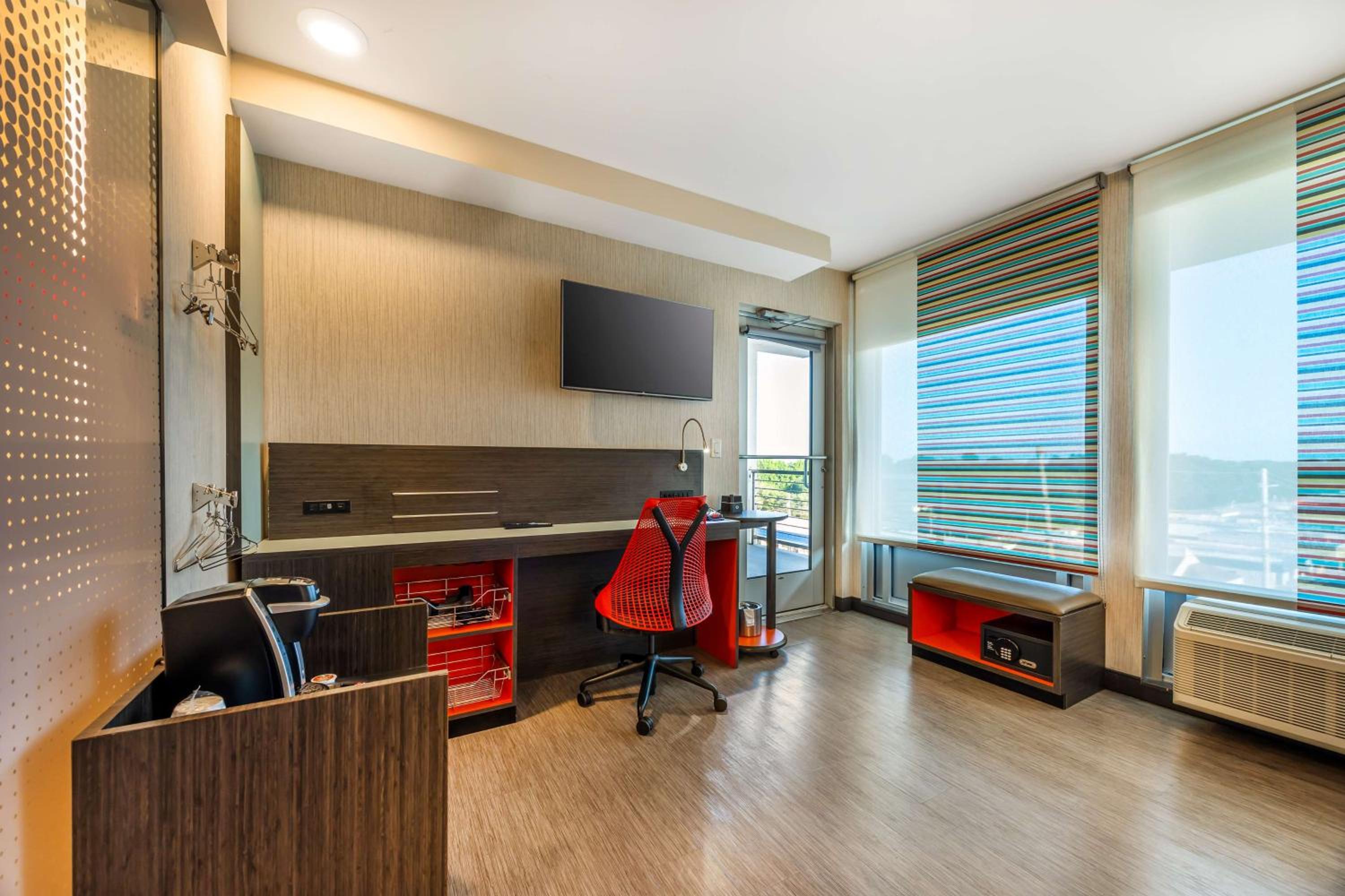 King Room with Balcony - Non-Smoking photo 1