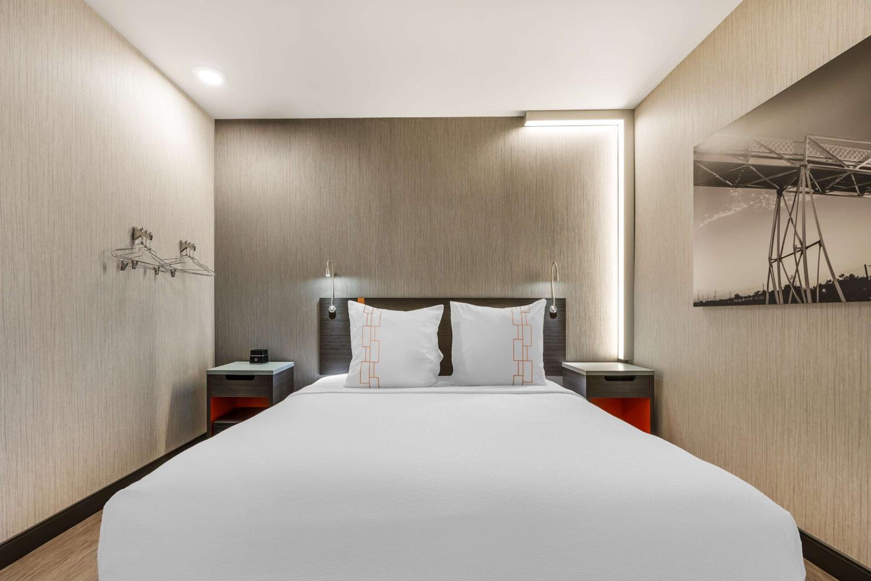 King Room with Roll-in Shower - Disability Access/Non-Smoking photo 2