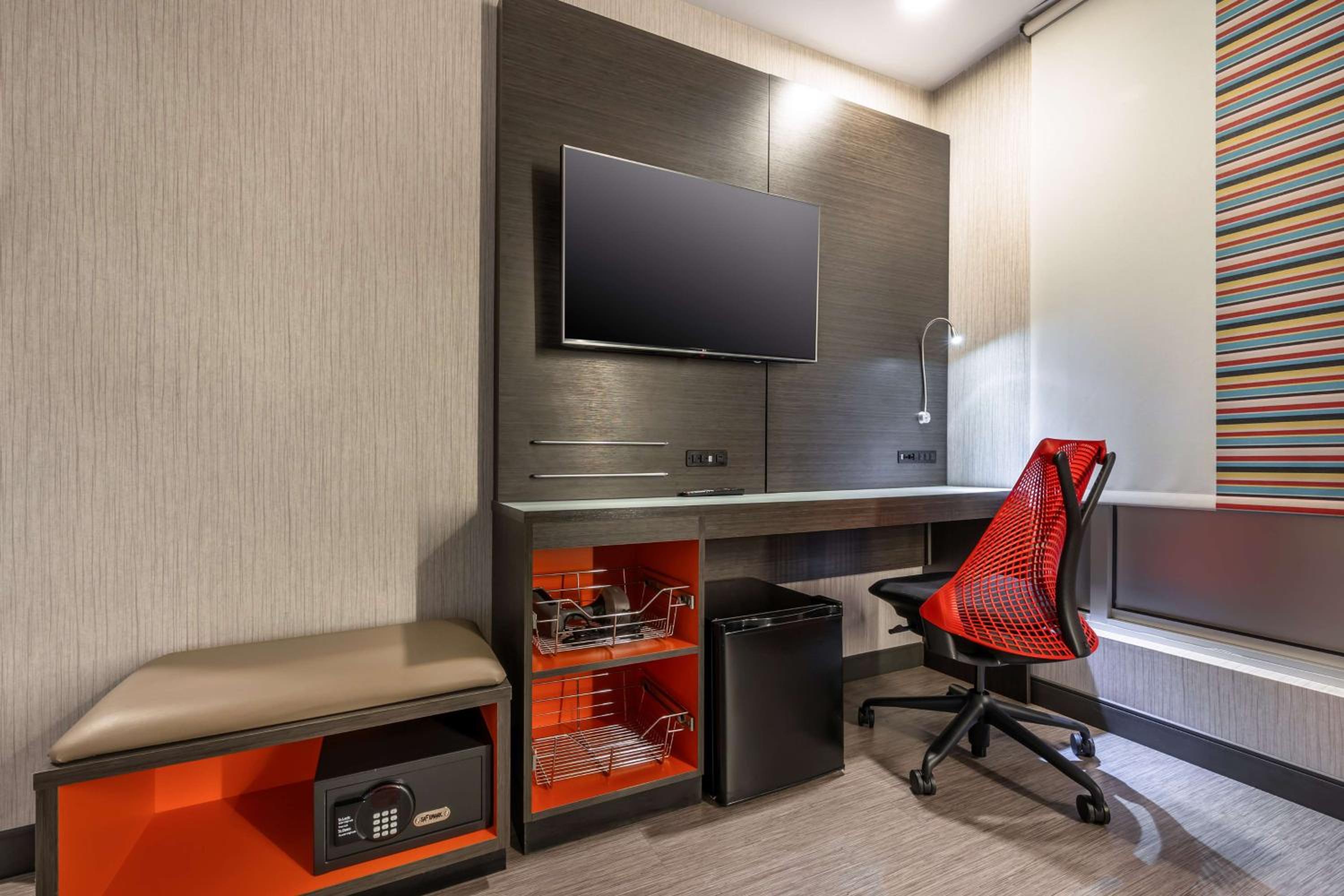 King Room with Sofa Bed - Disability Access photo 2