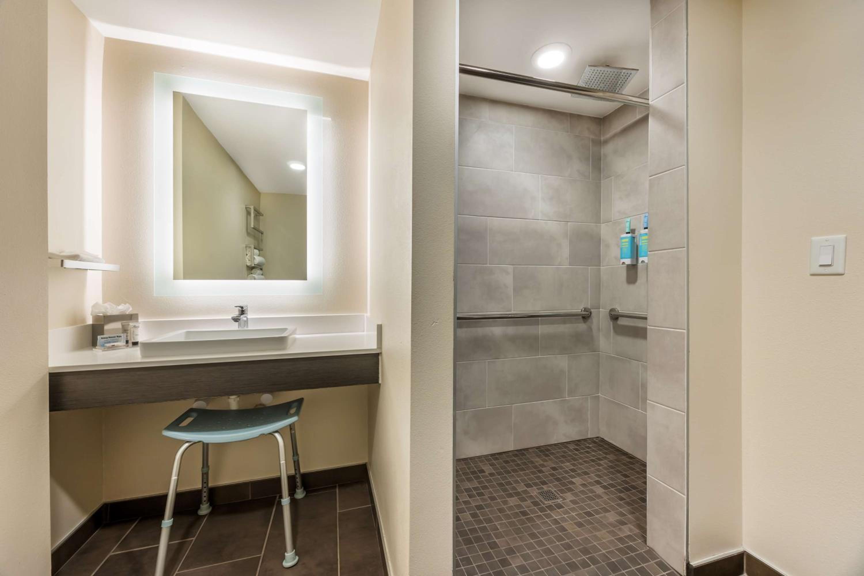King Room with Roll-in Shower - Disability Access/Non-Smoking photo 3