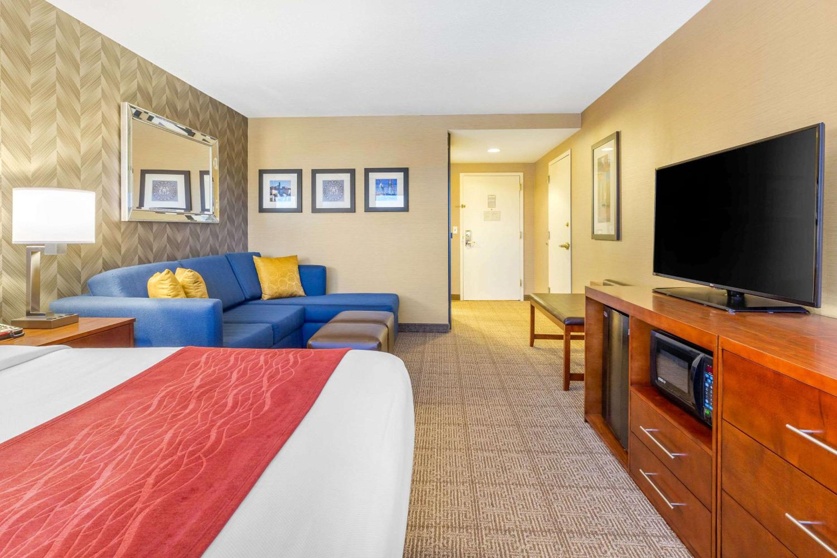 Queen Suite with Sofa Bed thumbnail 6