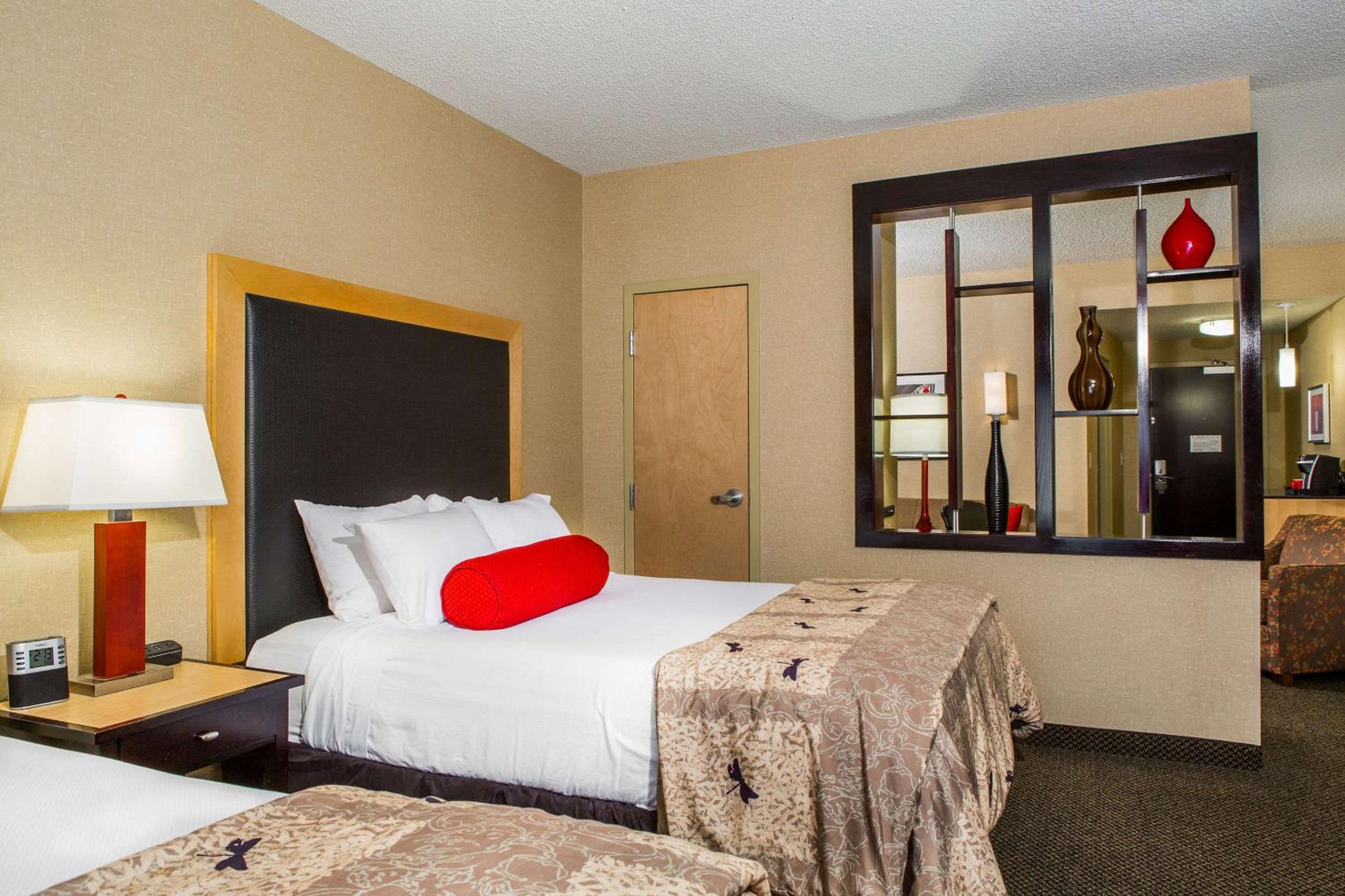 Queen Suite with Two Queen Beds - Non-Smoking - Photo 2