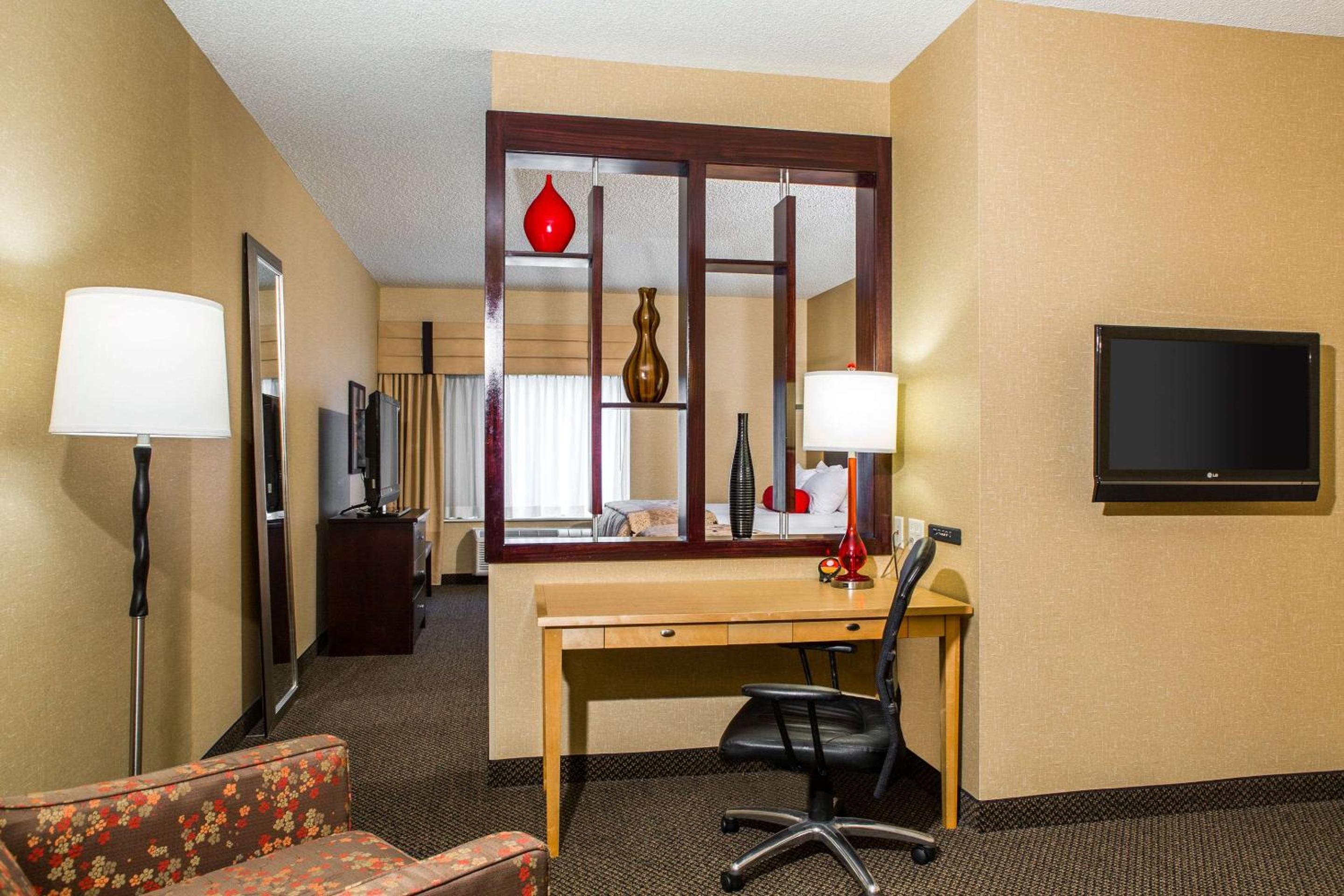 Queen Suite with Two Queen Beds - Non-Smoking - Photo 4
