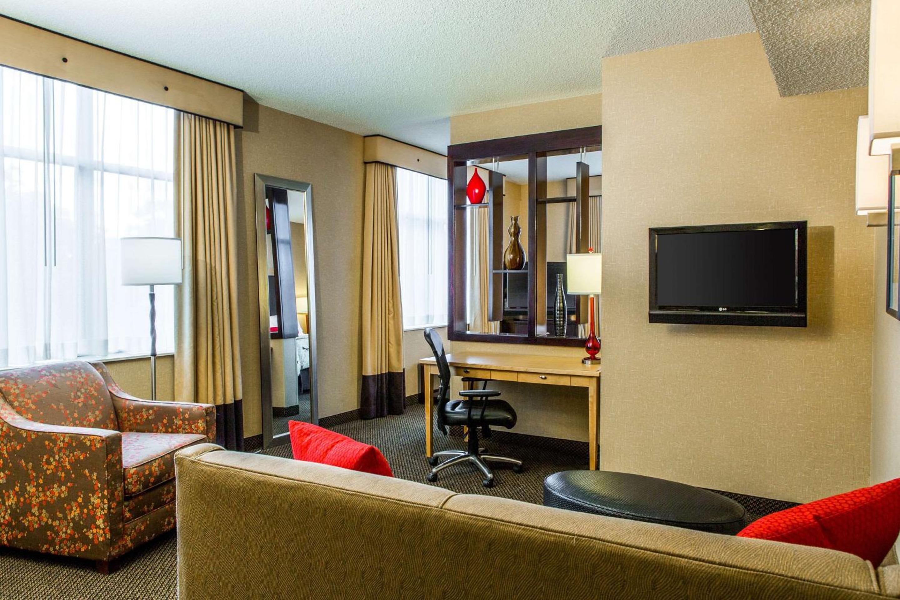 King Suite - Non-Smoking - Photo 4
