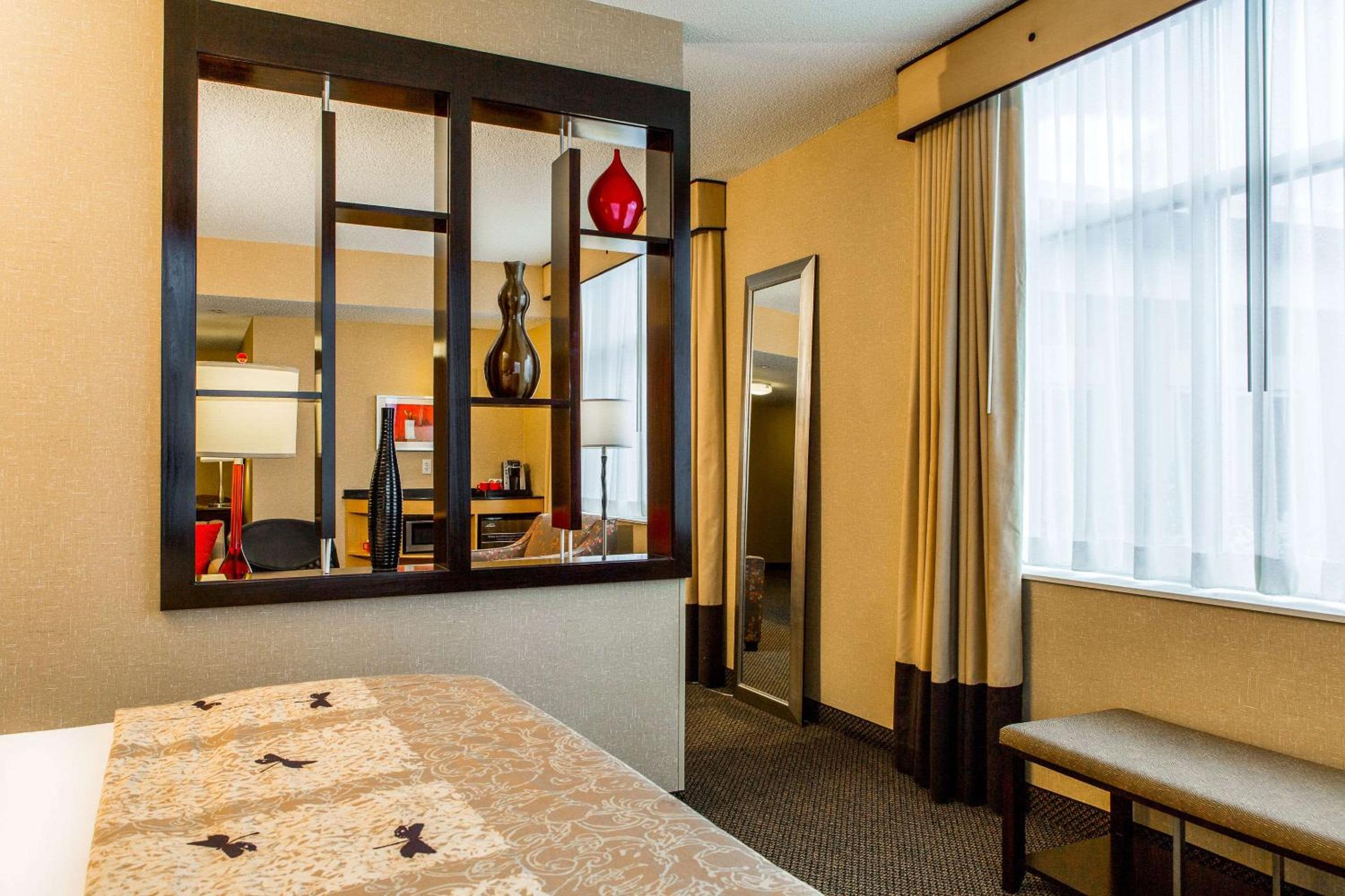 King Suite - Non-Smoking - Photo 2