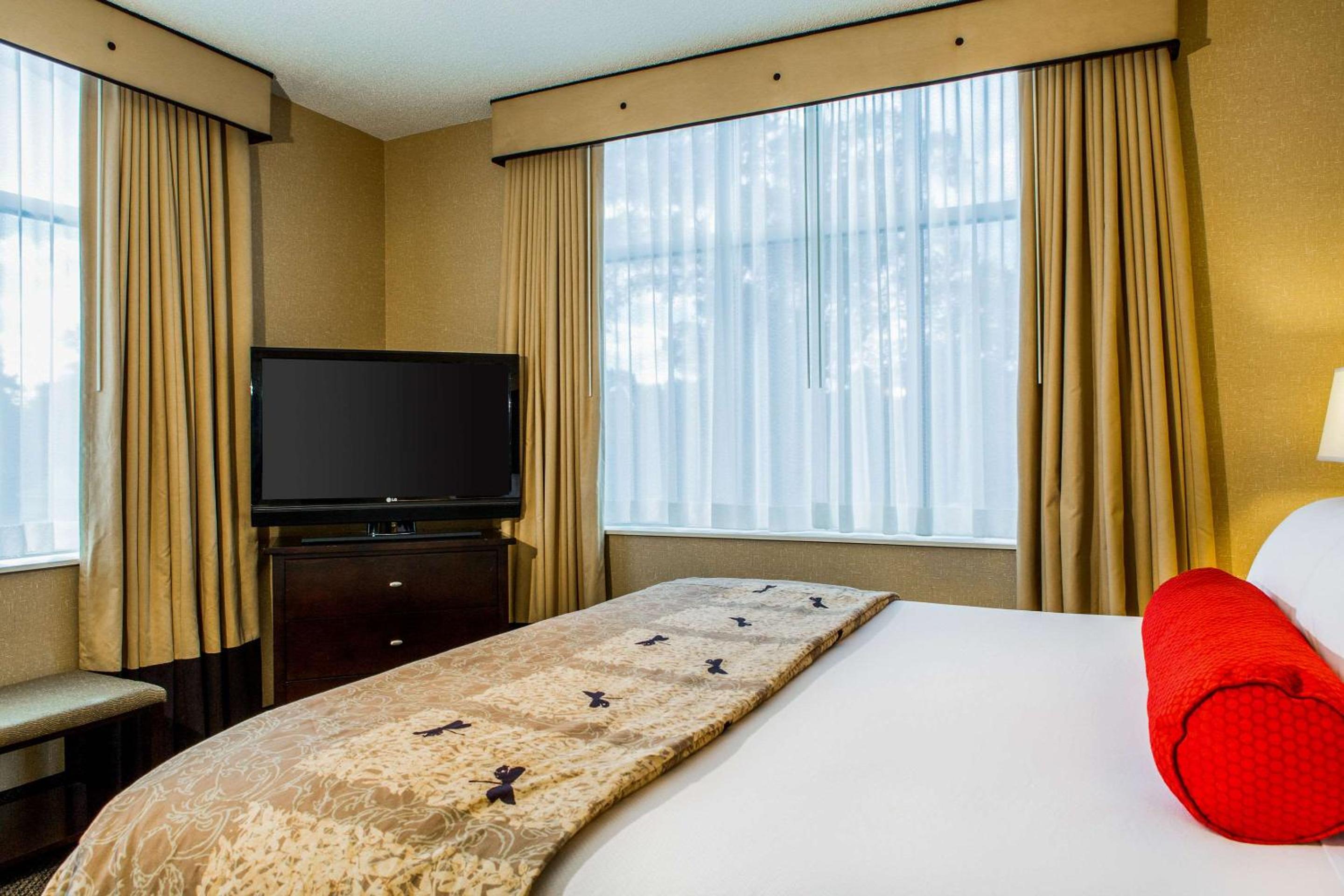 King Suite - Non-Smoking - Photo 3