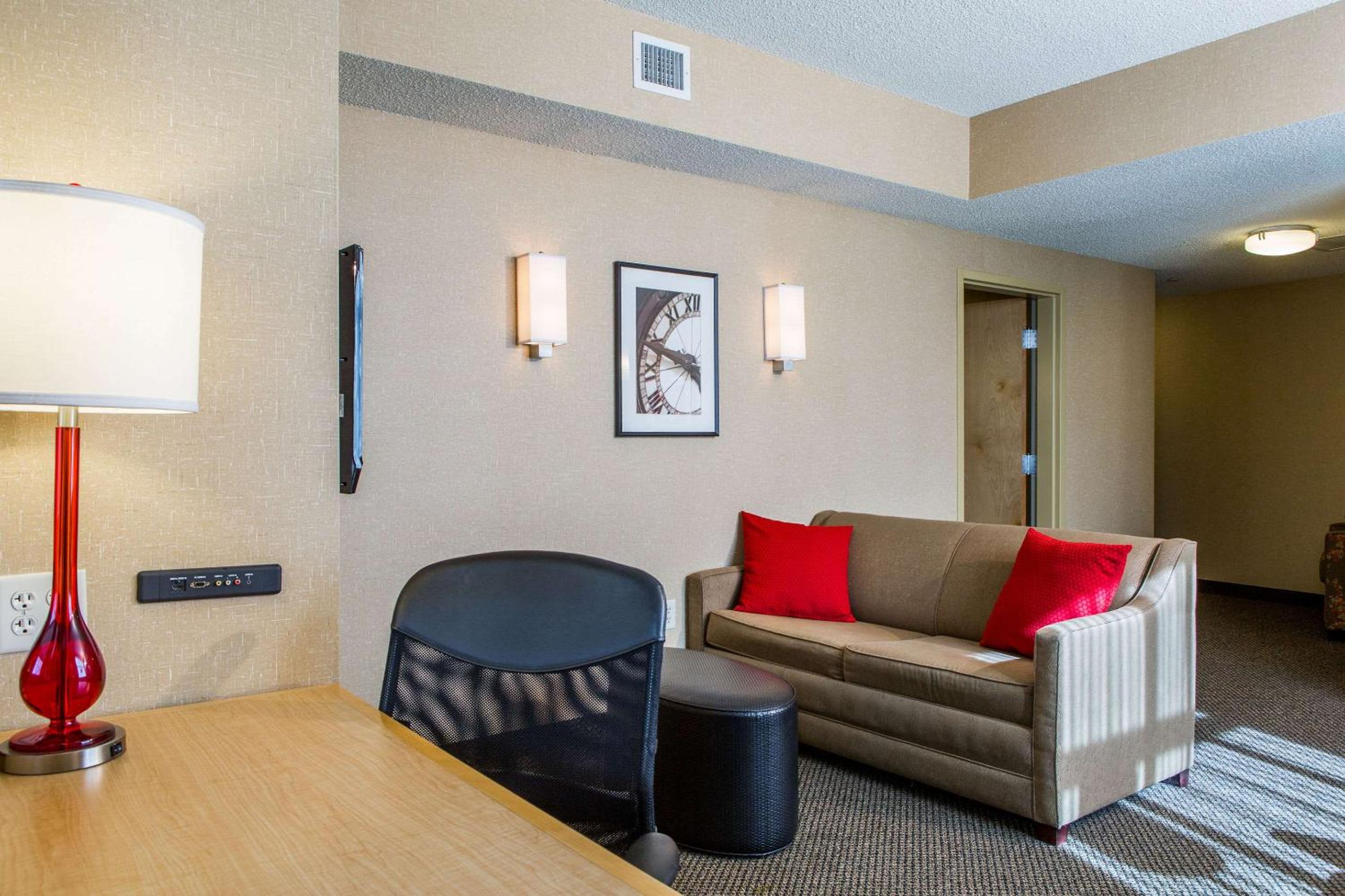 King Suite - Non-Smoking - Photo 5