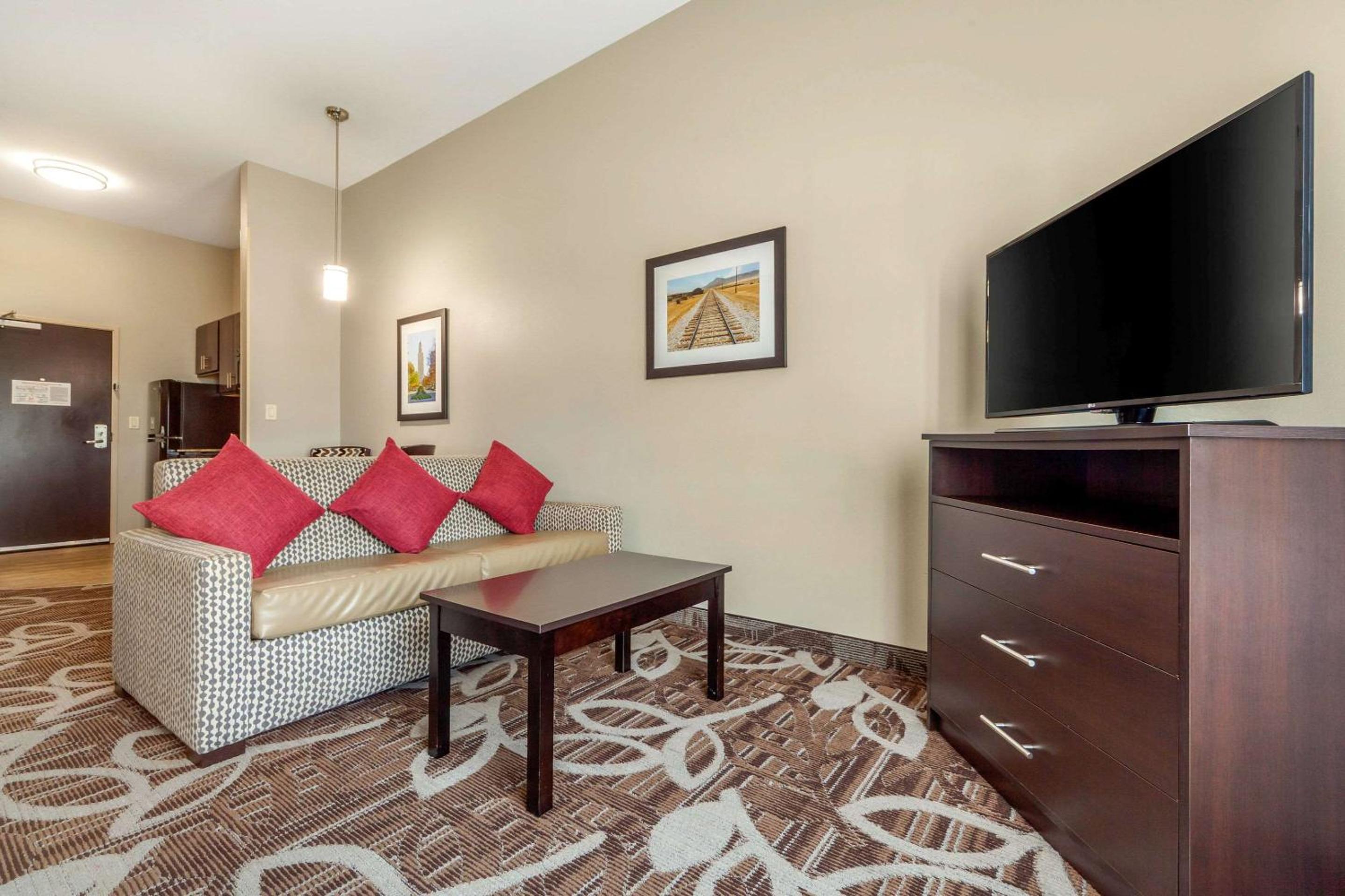 Queen Suite with Two Queen Beds and Sofa Bed photo 3