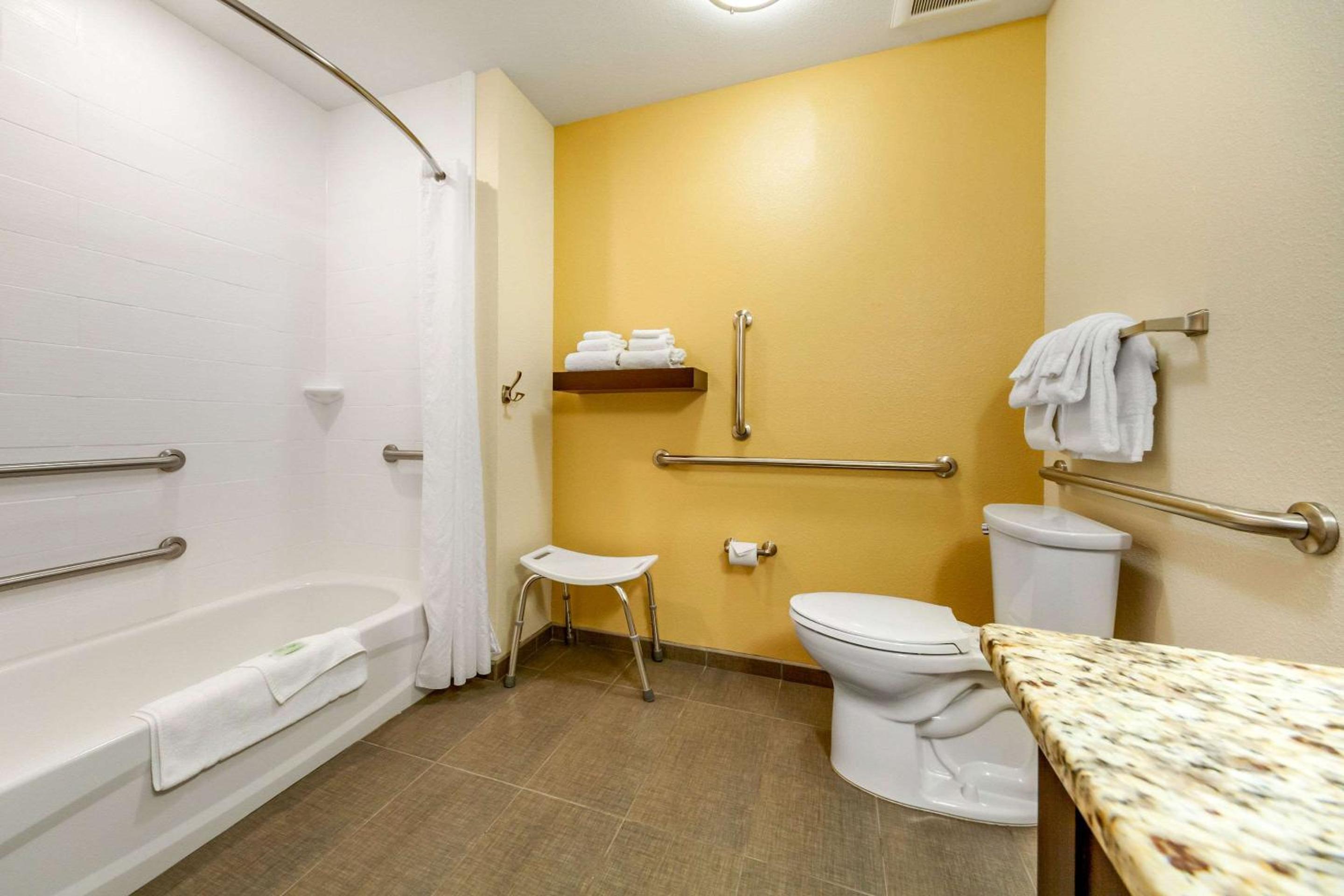 Queen Suite with Two Queen Beds - Accessible/Non-Smoking photo 3