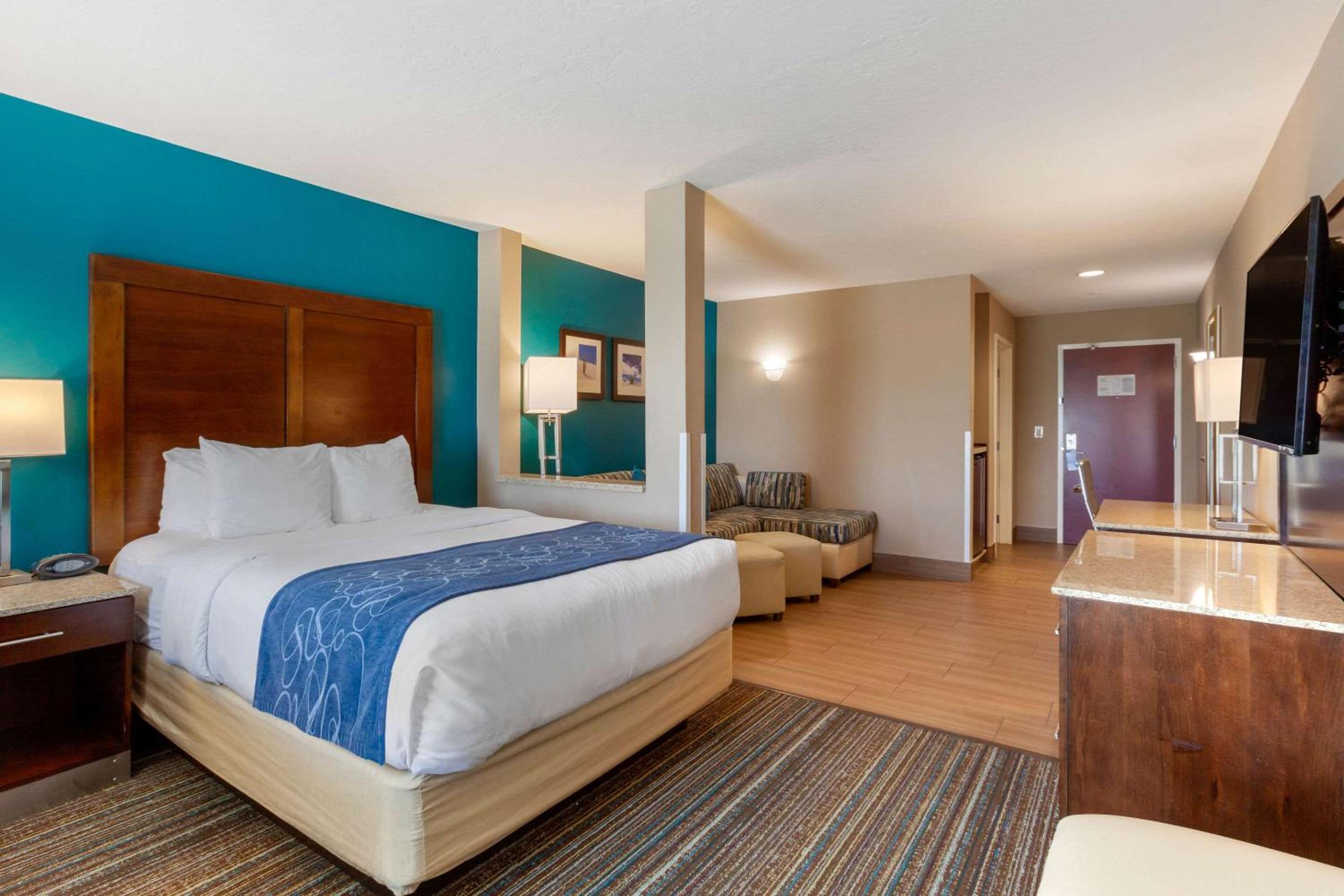 Queen Suite with 2 Queen Beds and Sofa Bed - Nonsmoking - Pets Allowed