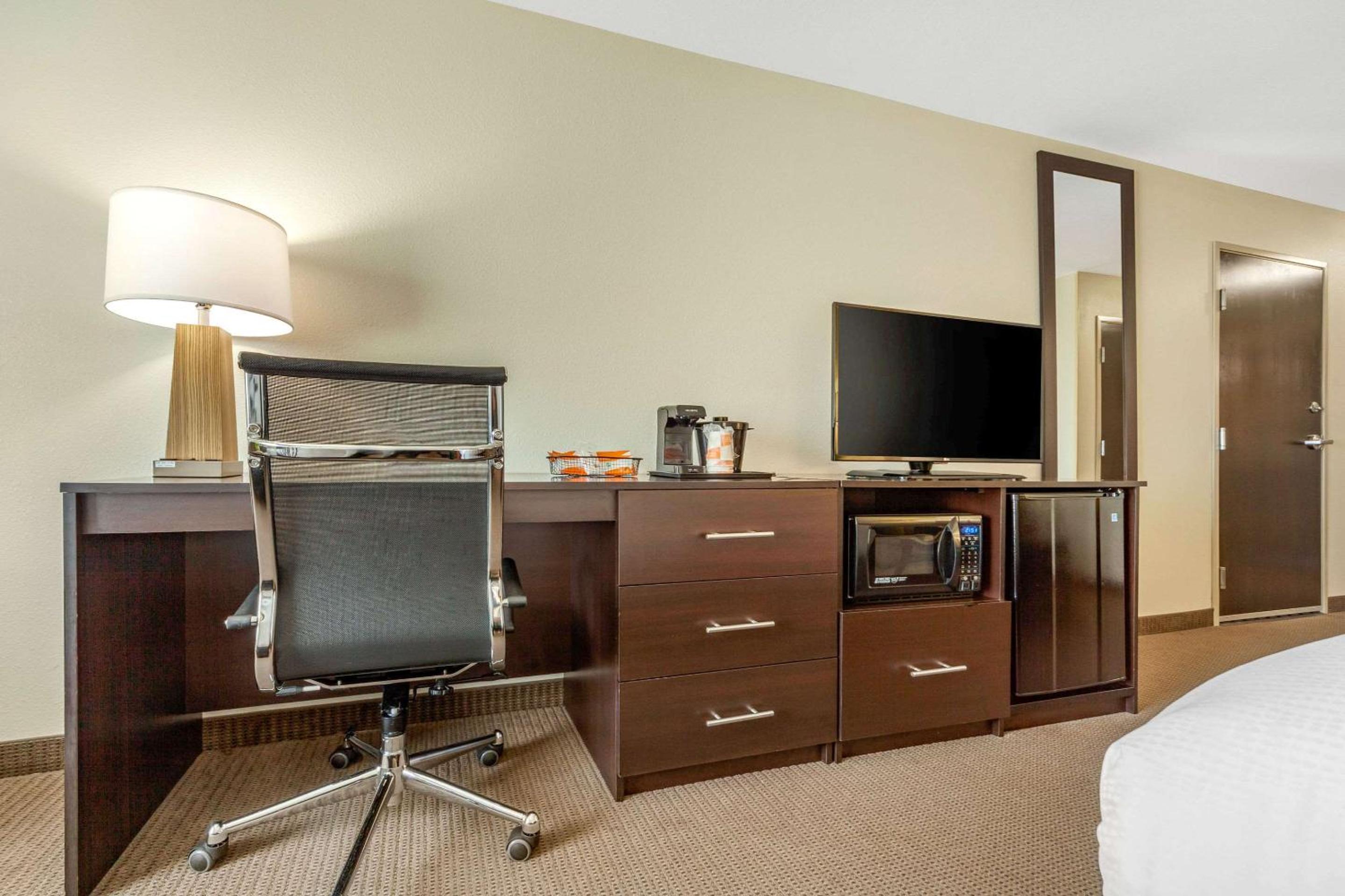Queen Room with Two Queen Beds - Non-Smoking photo 3
