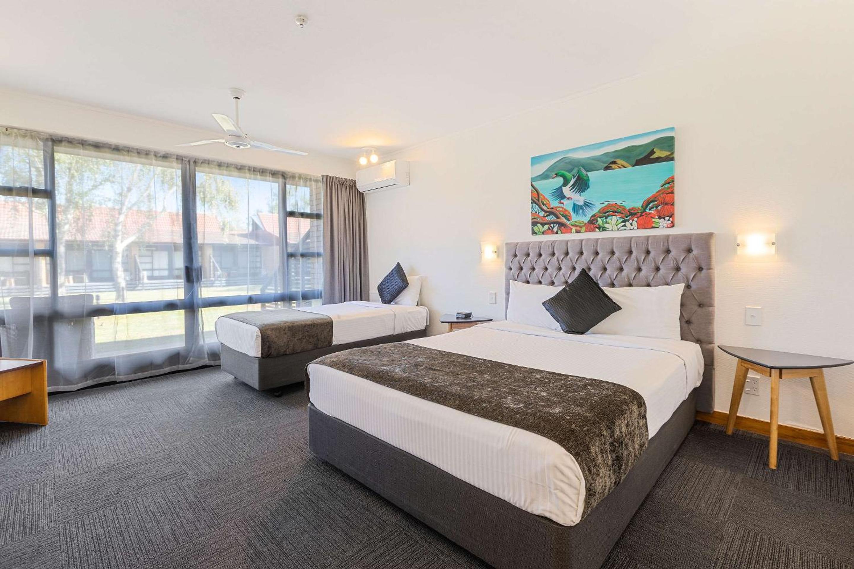 Superior Room with One Queen Bed and One Single Bed - Non Smoking - Photo 1