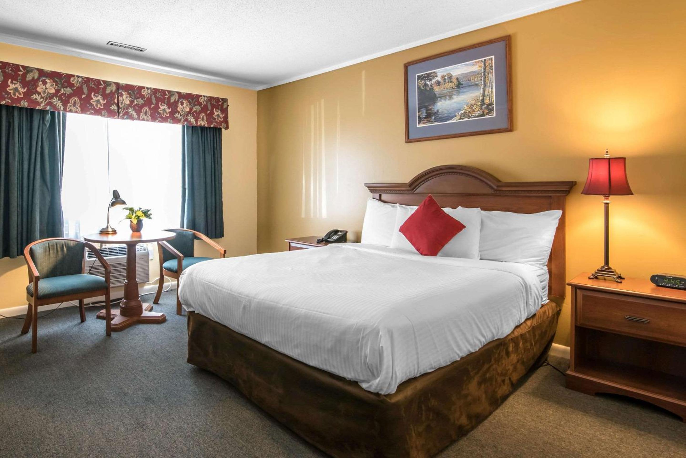 Queen Room photo 1