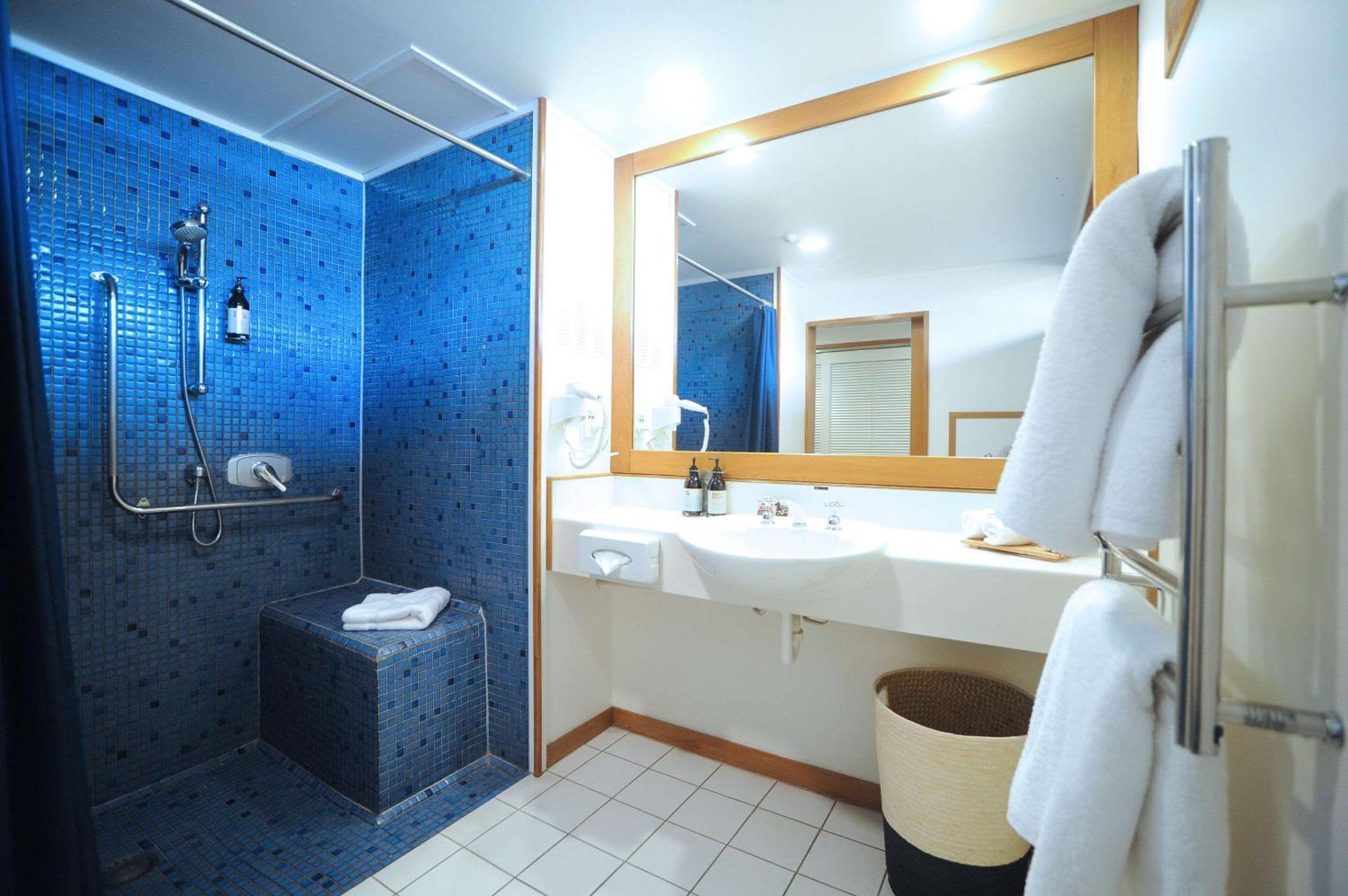 Superior Room with One Queen Bed and One Single Bed - Non Smoking - Photo 7