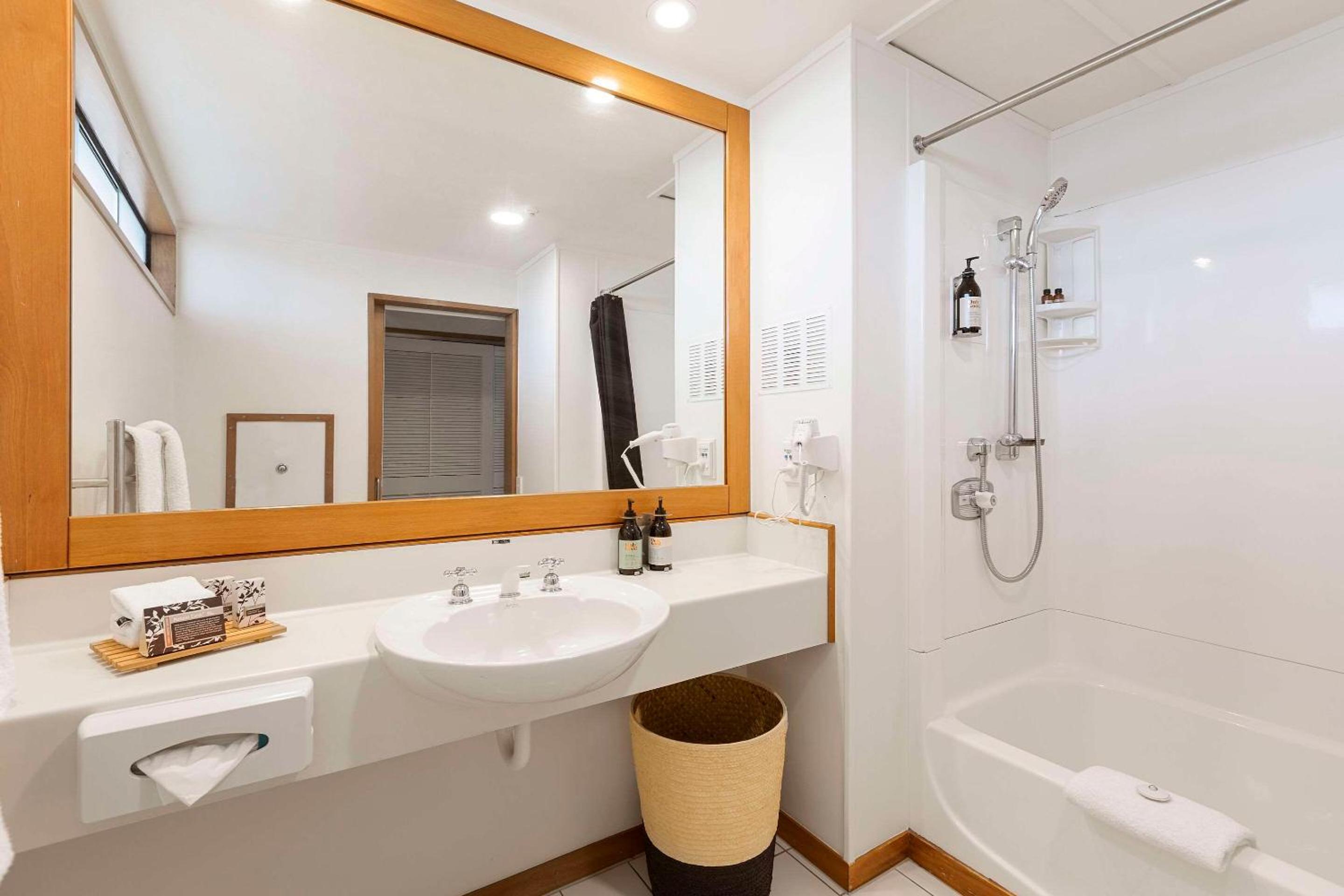 Superior Room with One Queen Bed and One Single Bed - Non Smoking - Photo 4