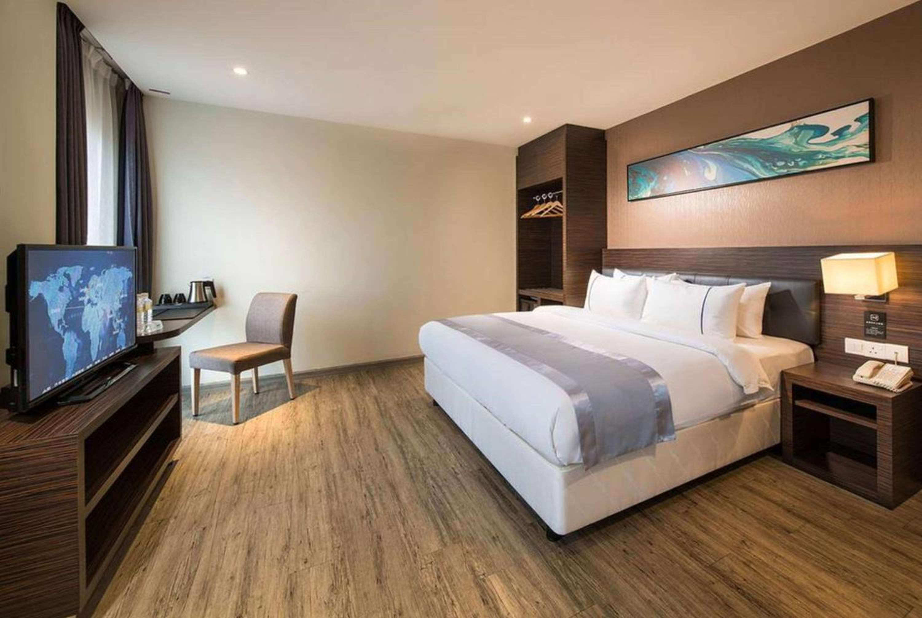 Deluxe King Room - Non-Smoking photo 2