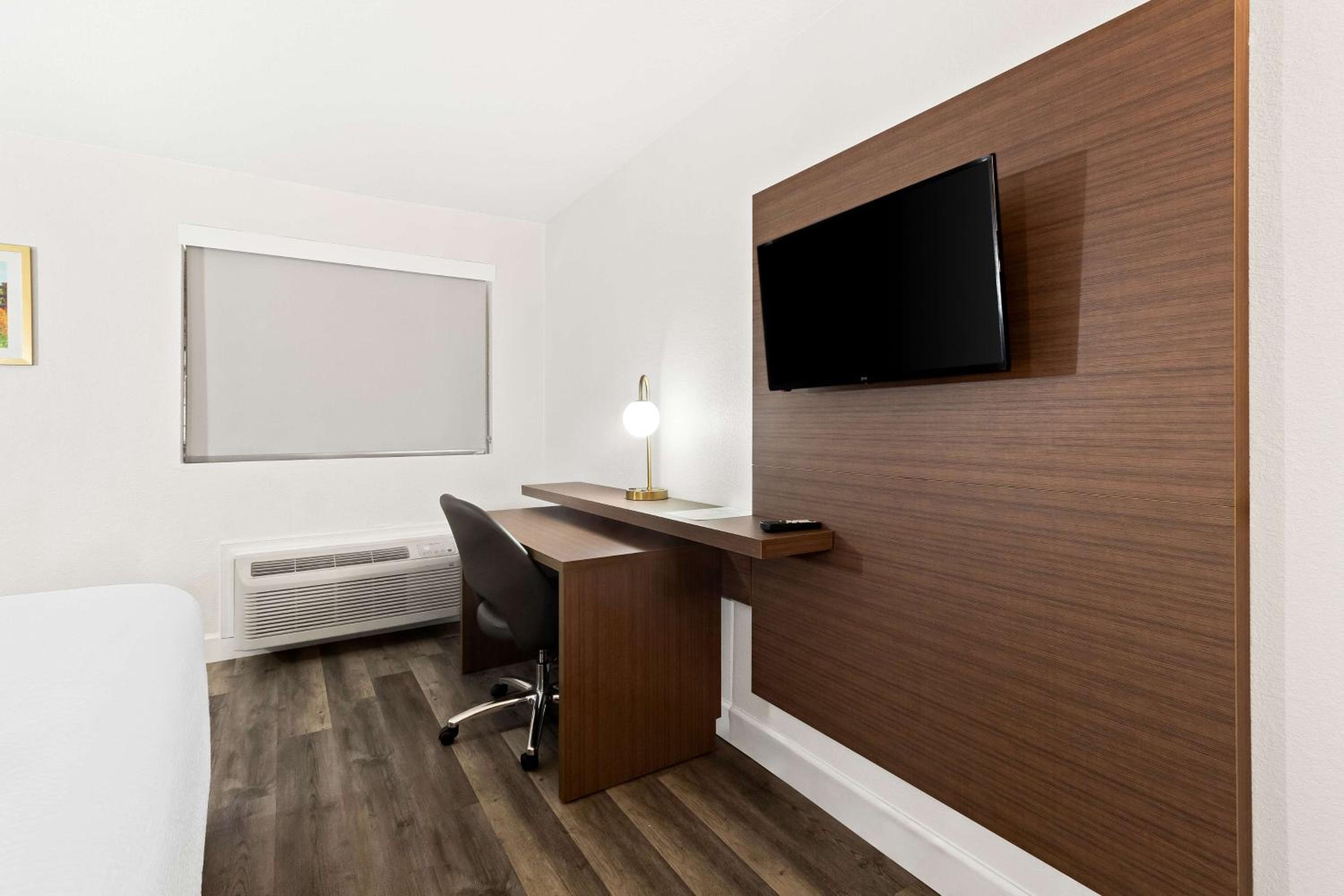 King Room - Non-Smoking - Photo 2