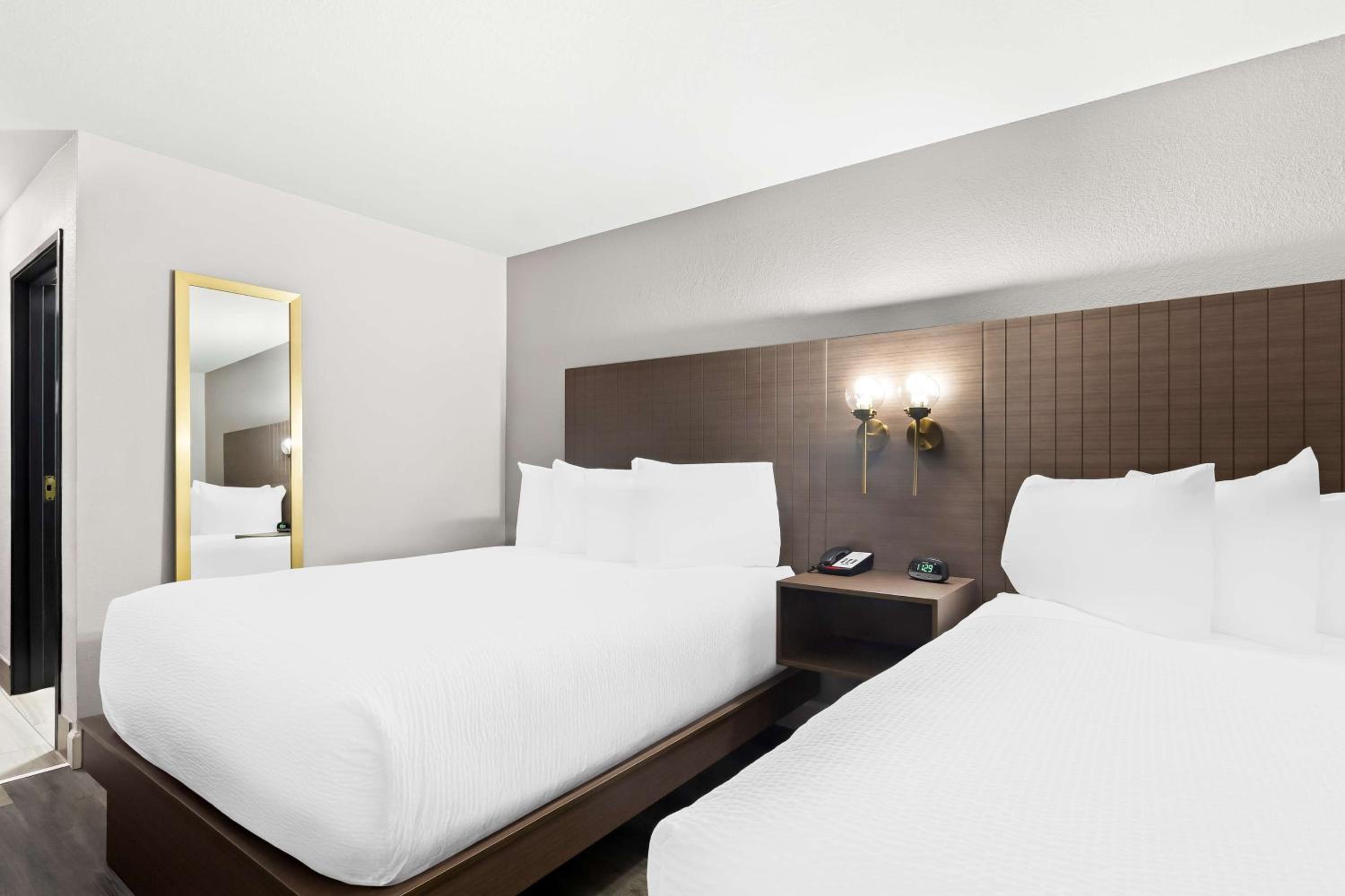 Queen Room with Two Queen Beds - Non-Smoking - Photo 6