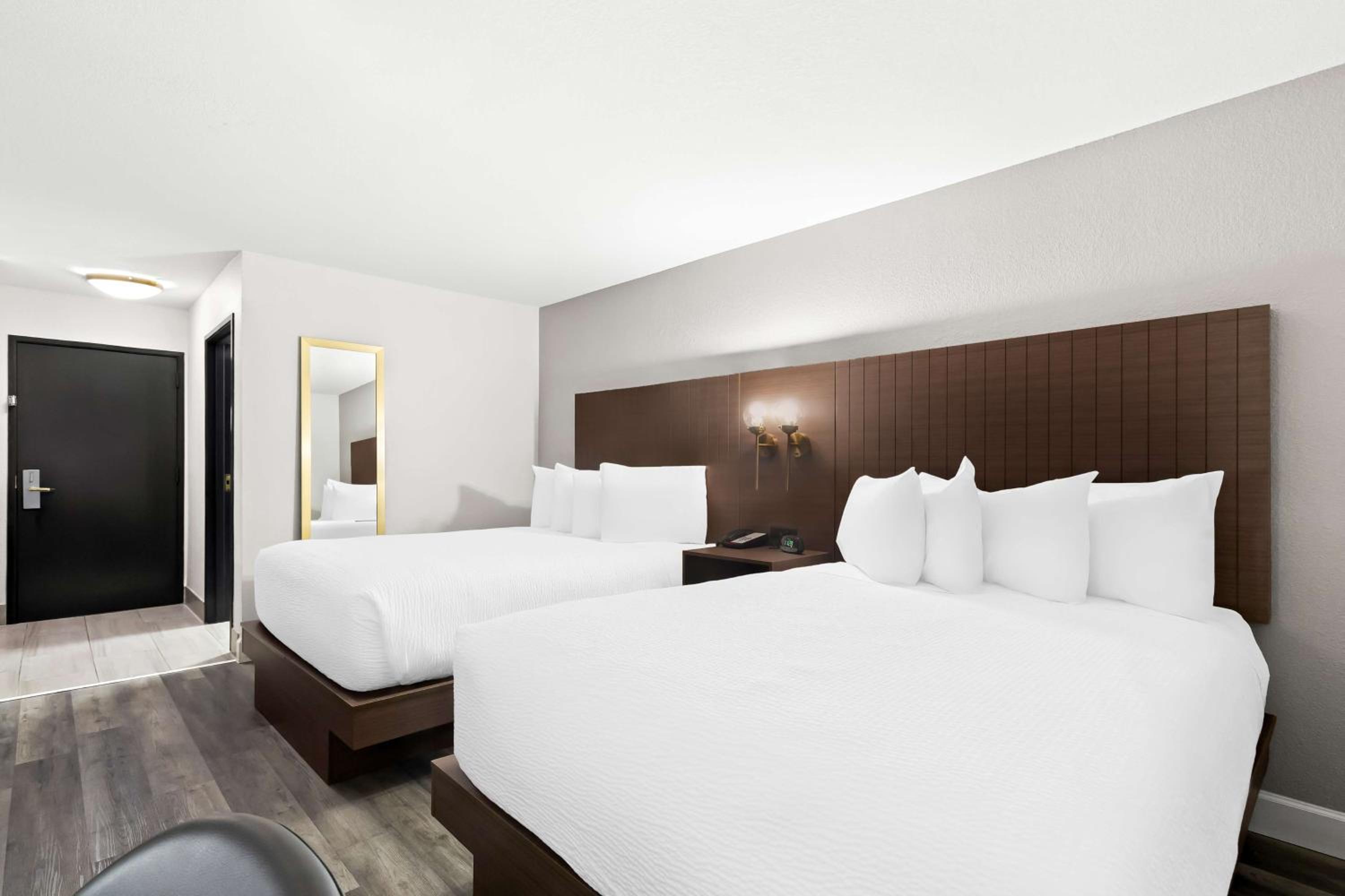 Queen Room with Two Queen Beds - Non-Smoking - Photo 2
