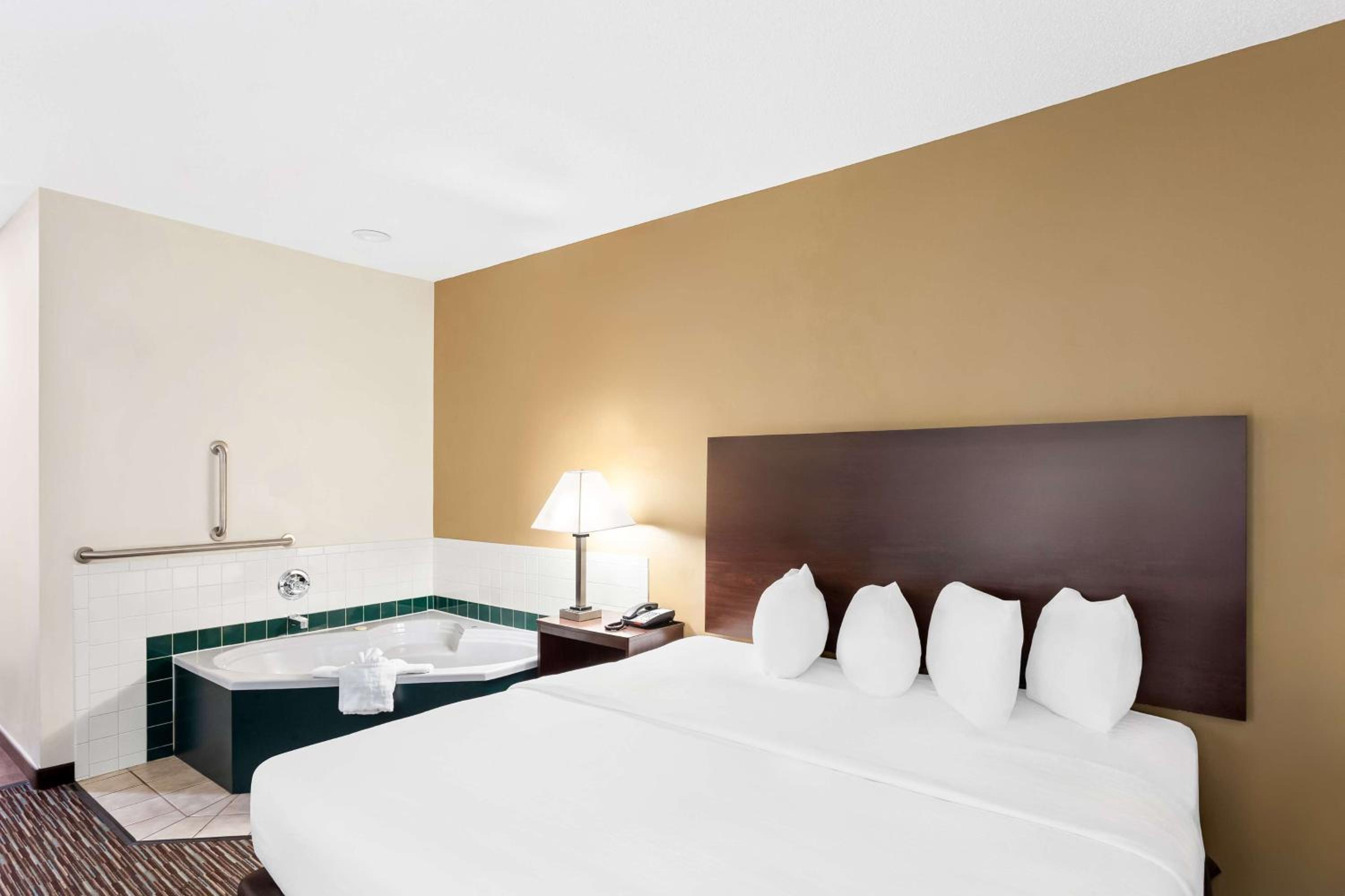 King Suite with Whirlpool - Non-Smoking - Photo 4