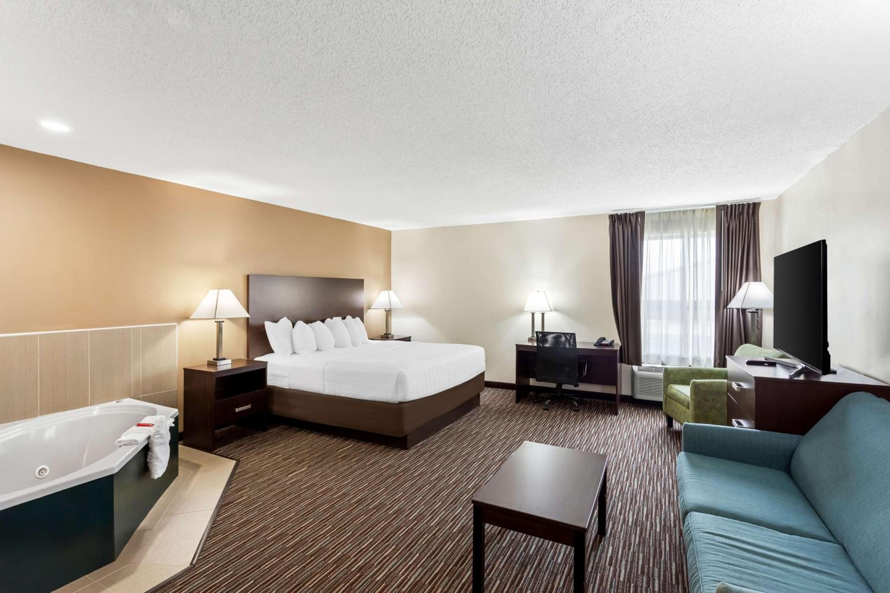 King Suite with Whirlpool - Non-Smoking - Photo 1