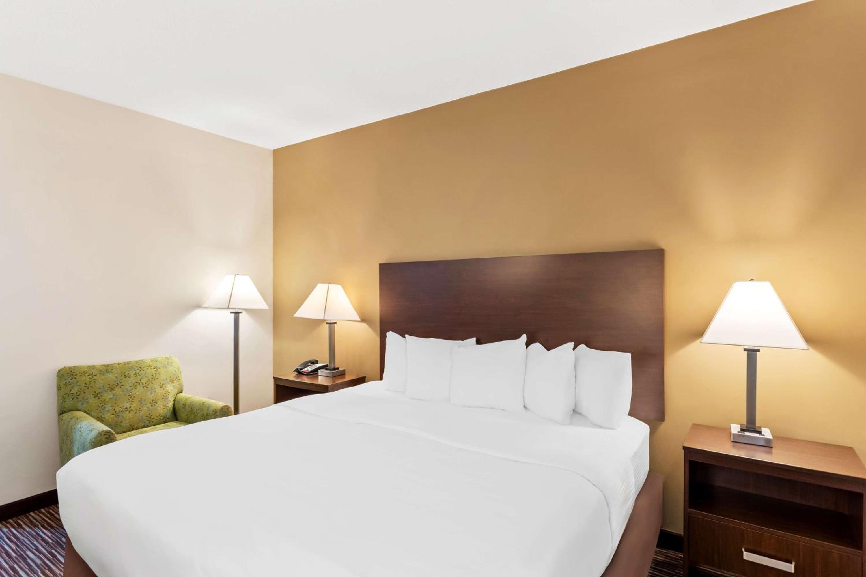 King Suite with Bath Tub - Disability/Non-Smoking - Photo 4