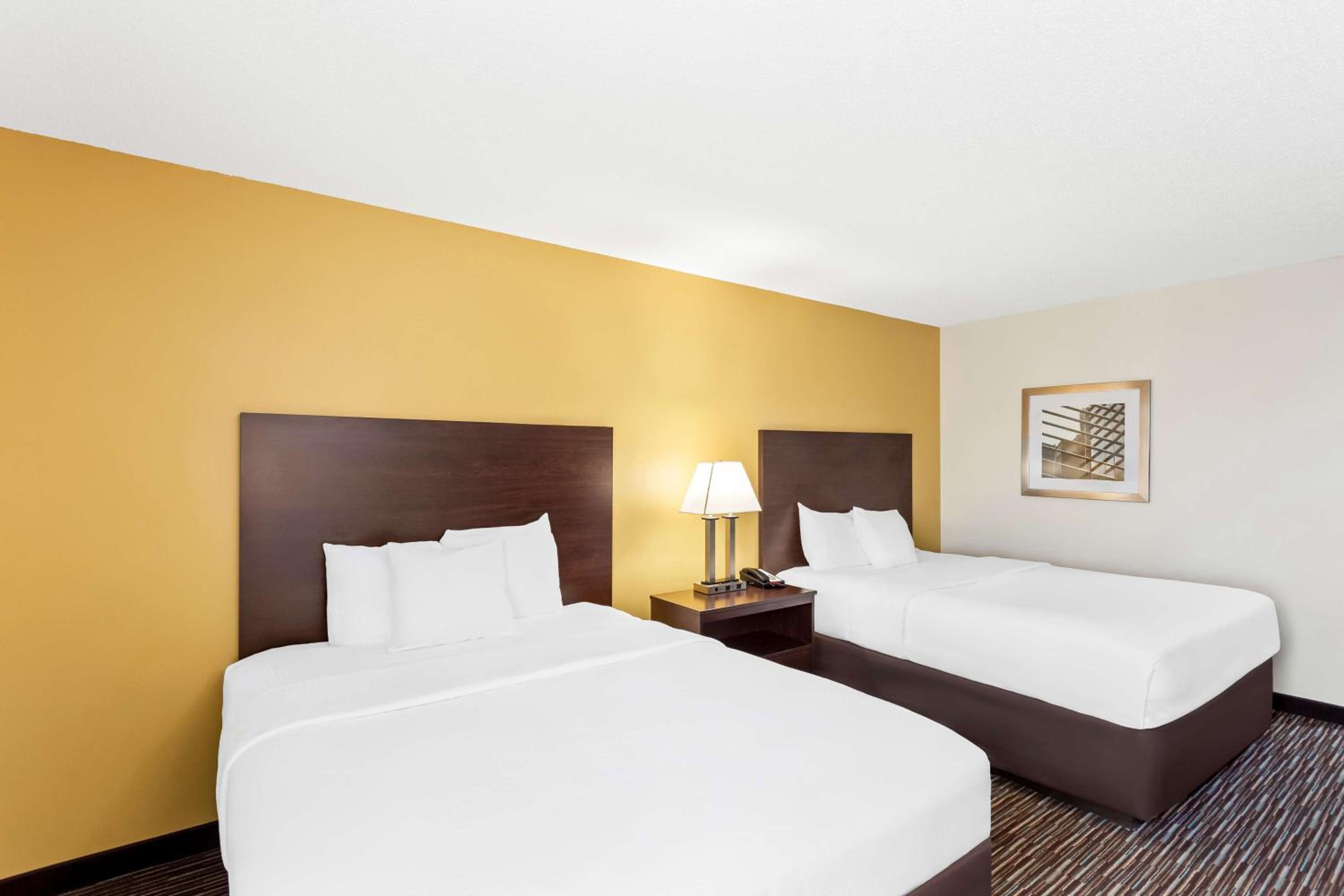 Queen Room with Two Queen Beds - Non-Smoking - Photo 2