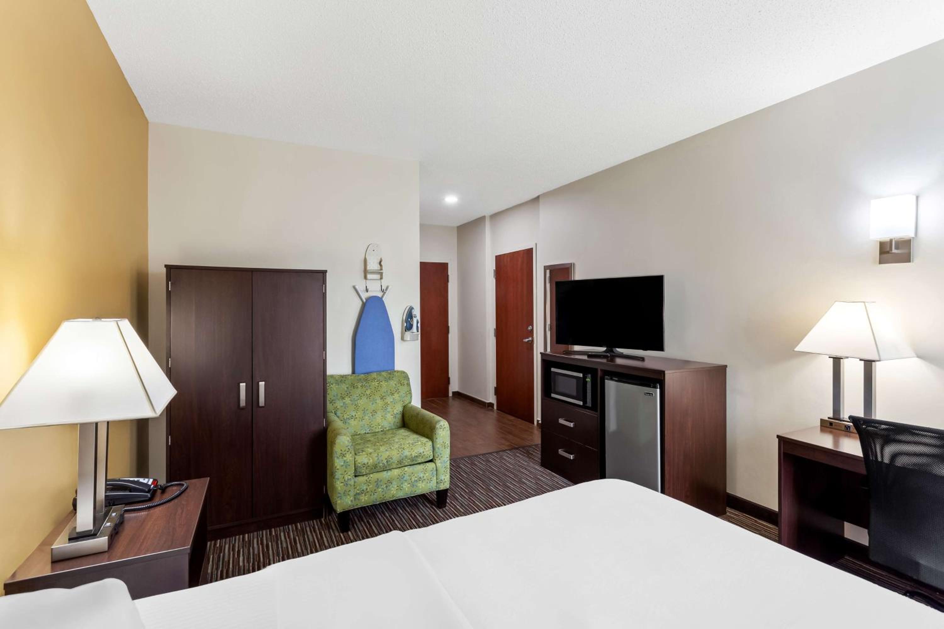 Queen Room with Bath Tub - Disability Access - Photo 1