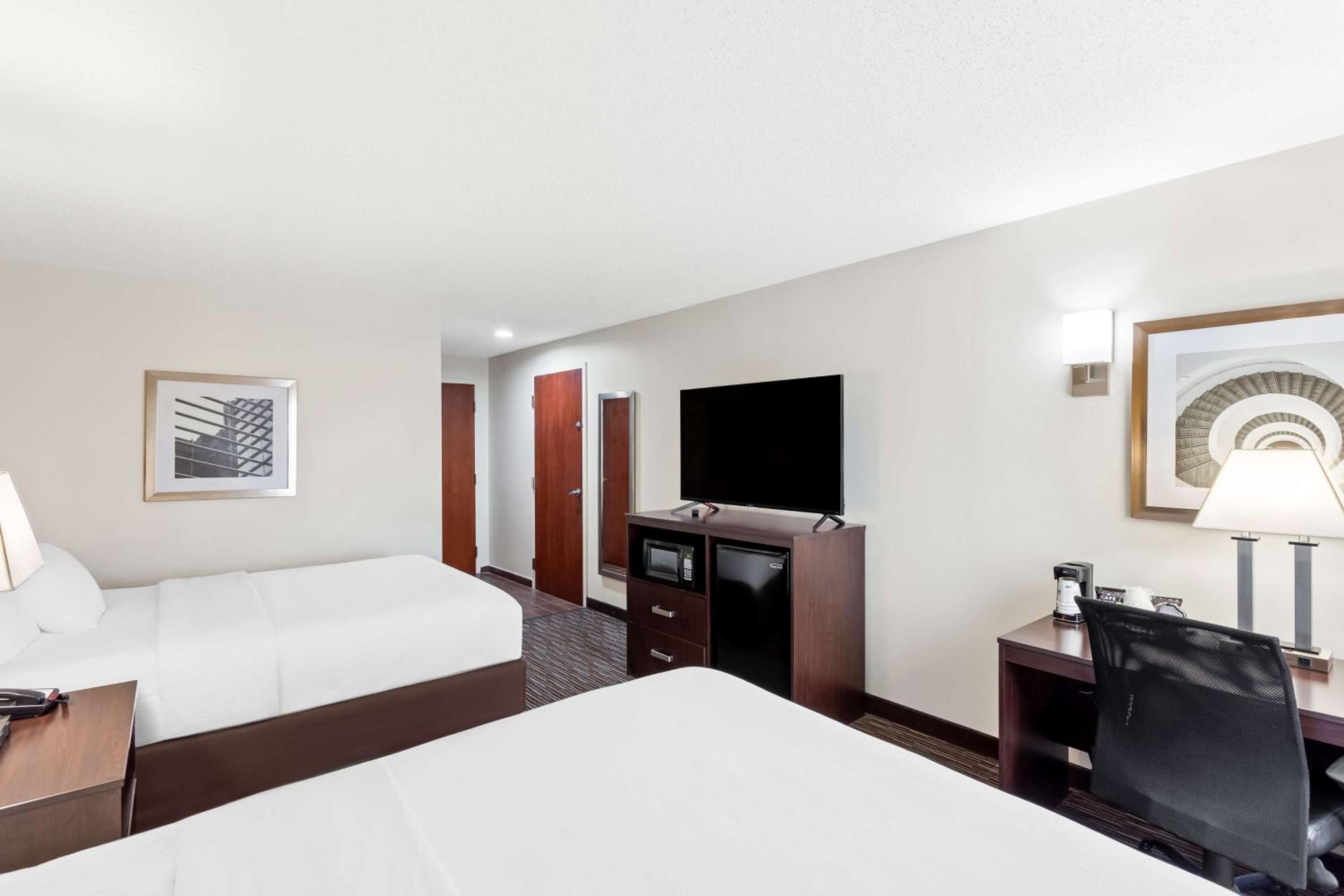 Queen Room with Two Queen Beds - Non-Smoking - Photo 3