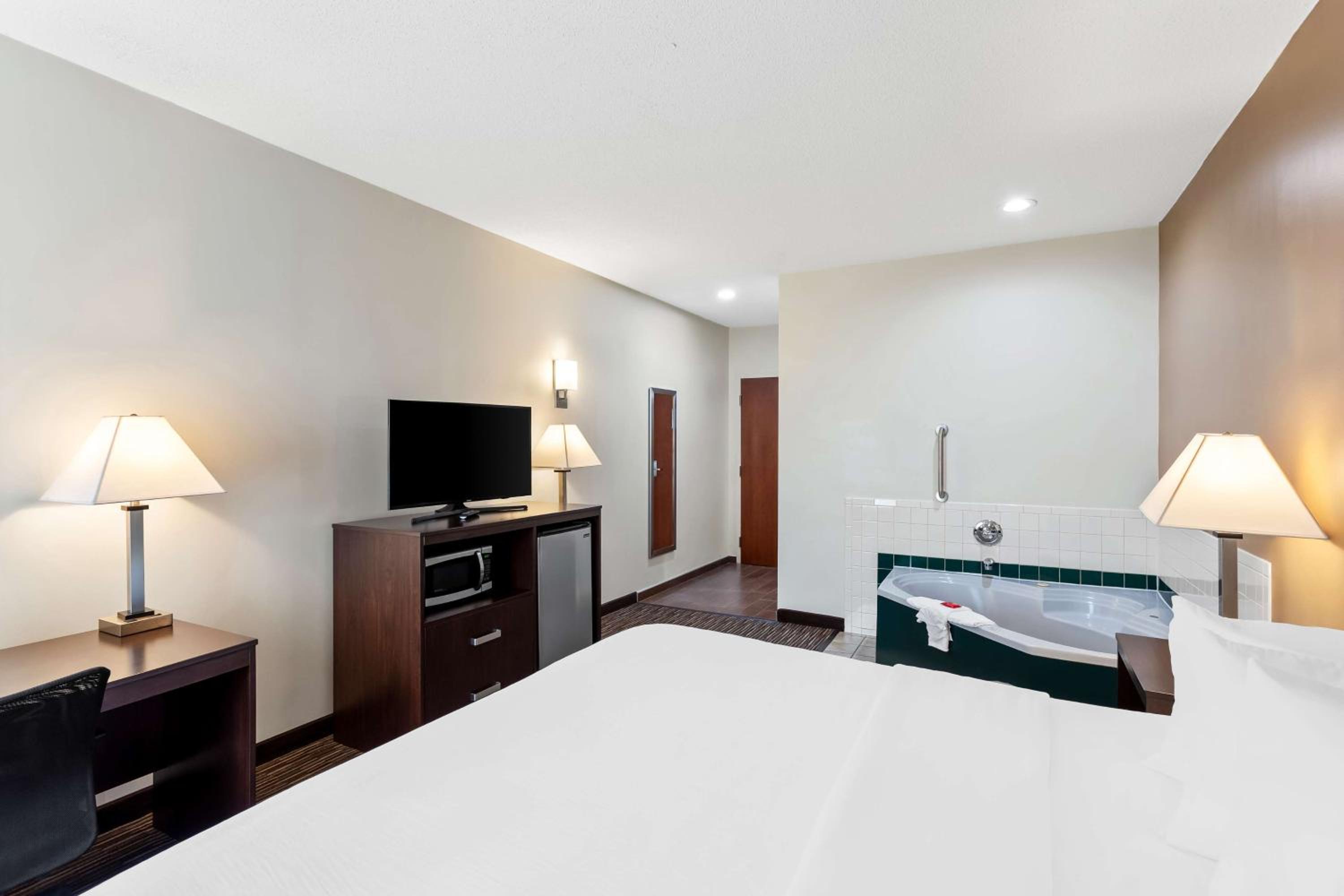King Suite with Whirlpool - Non-Smoking - Photo 2